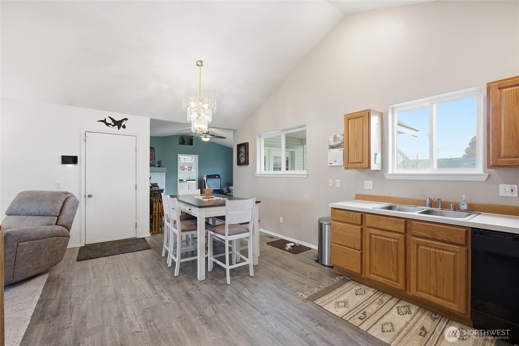 112 W Belmont Avenue Property Photo 14