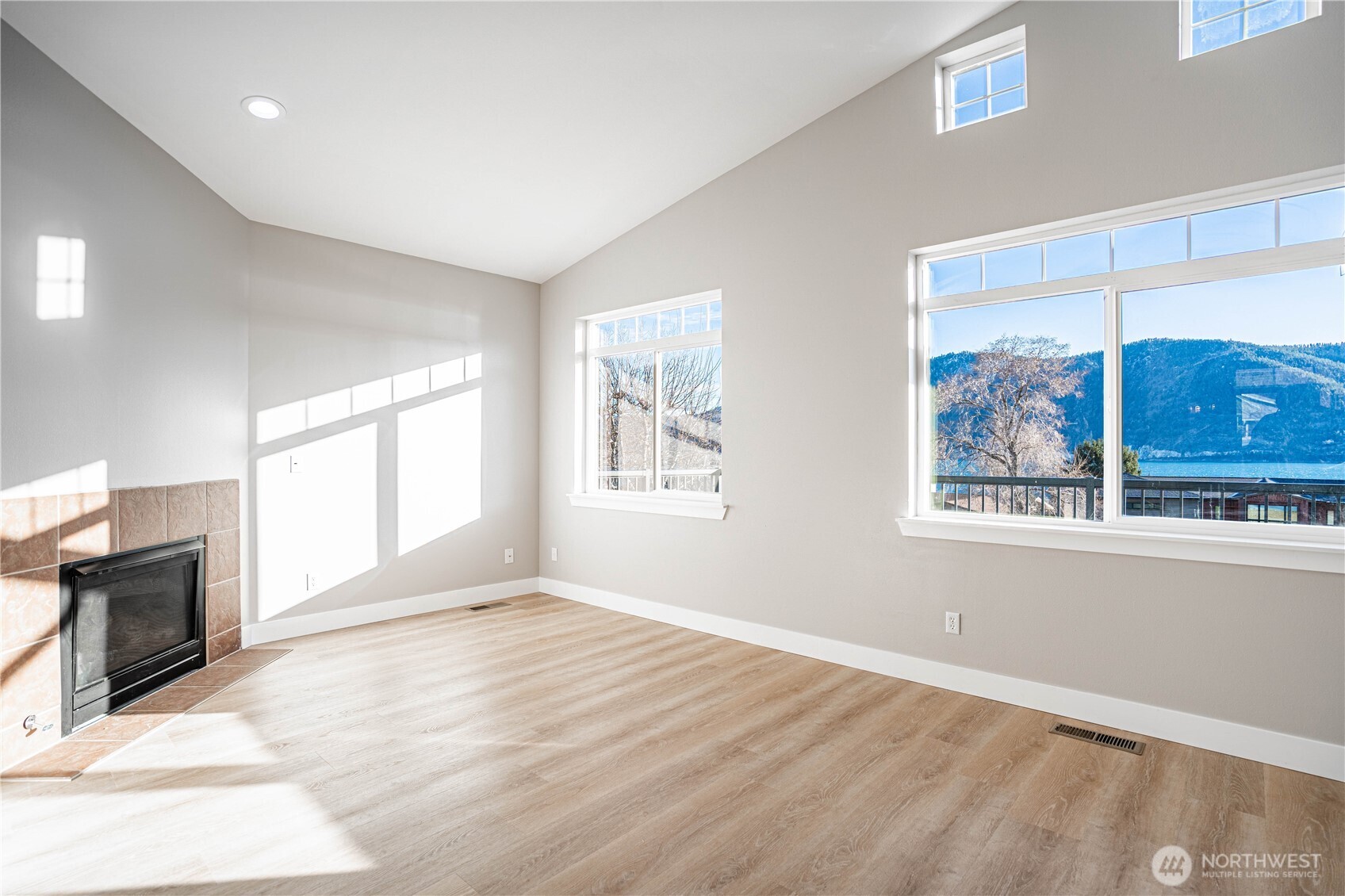 744 Wapato Way #b Property Photo 4