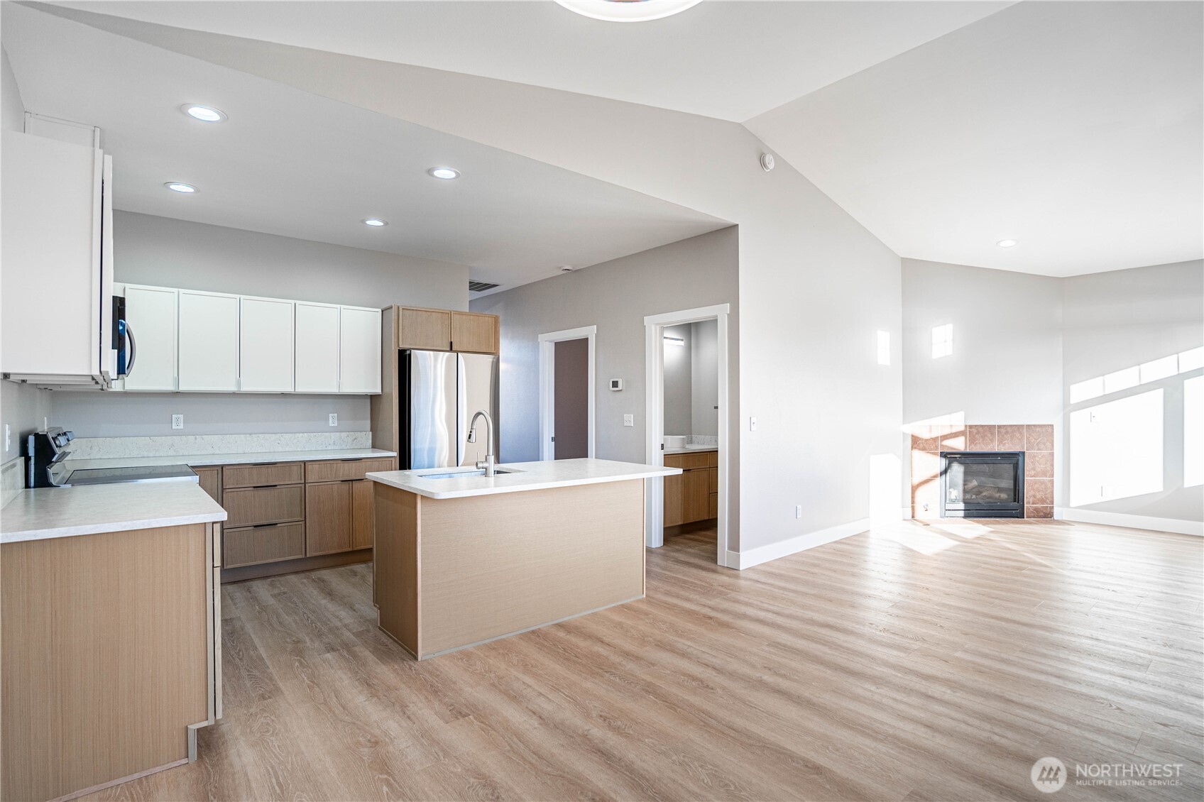 744 Wapato Way #b Property Photo 6