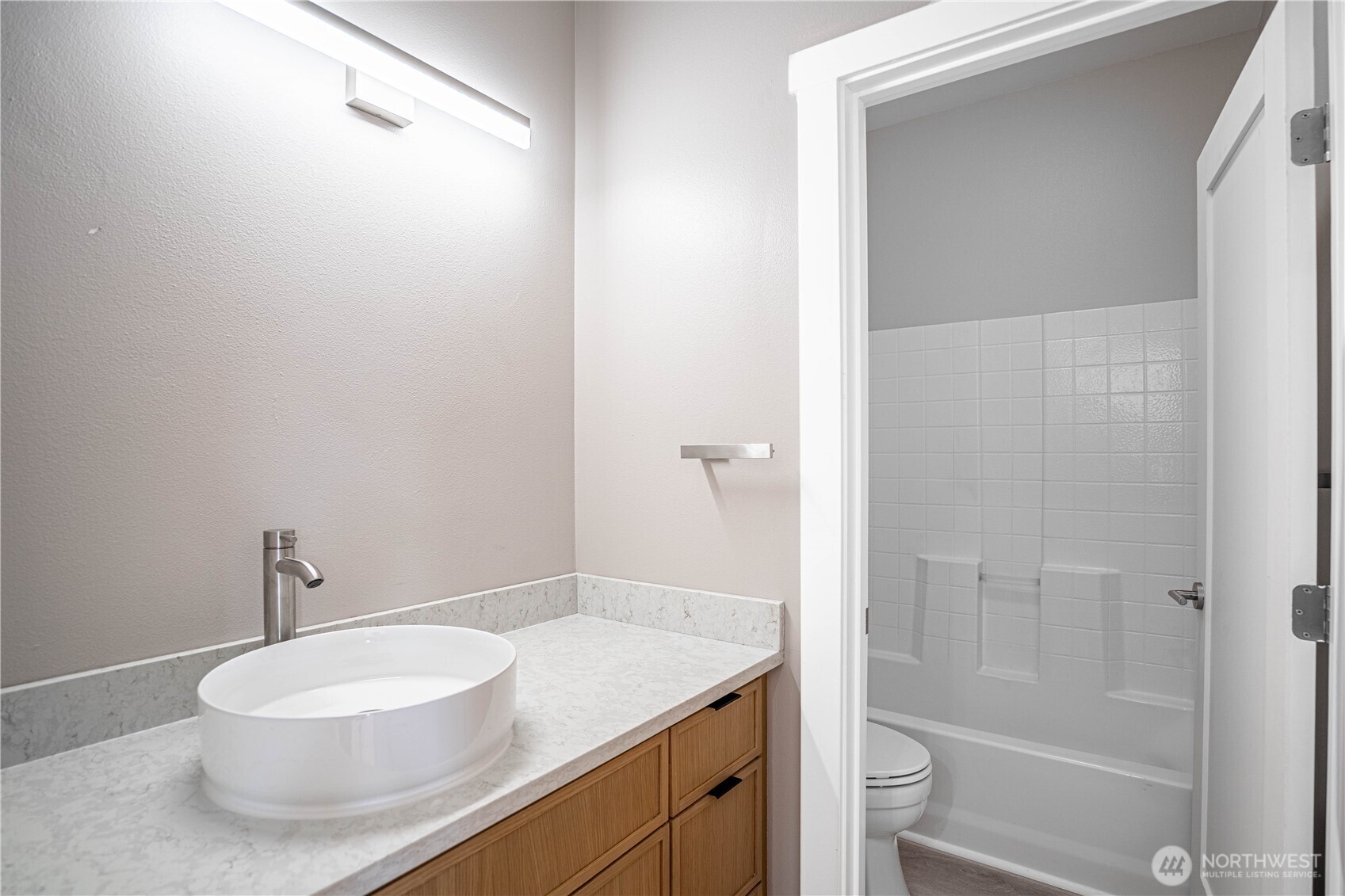 744 Wapato Way #b Property Photo 14