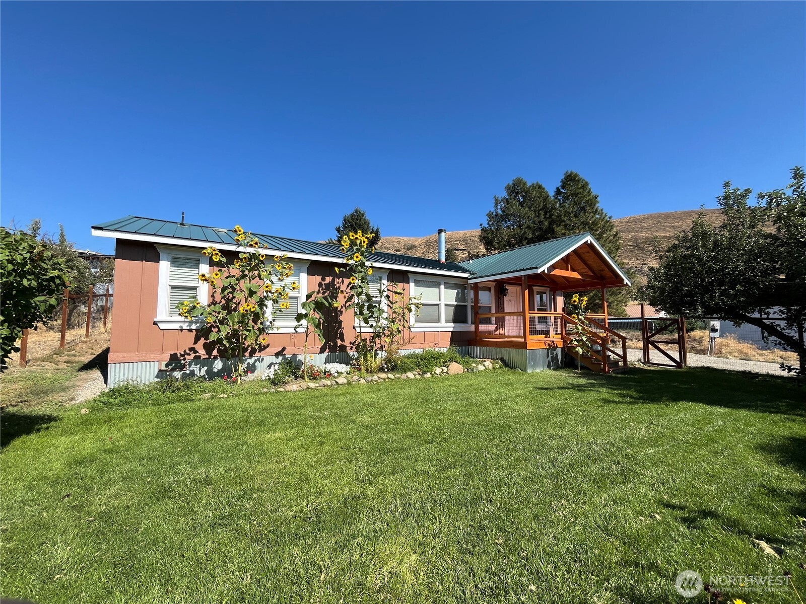 920 Castle Avenue Property Photo 2