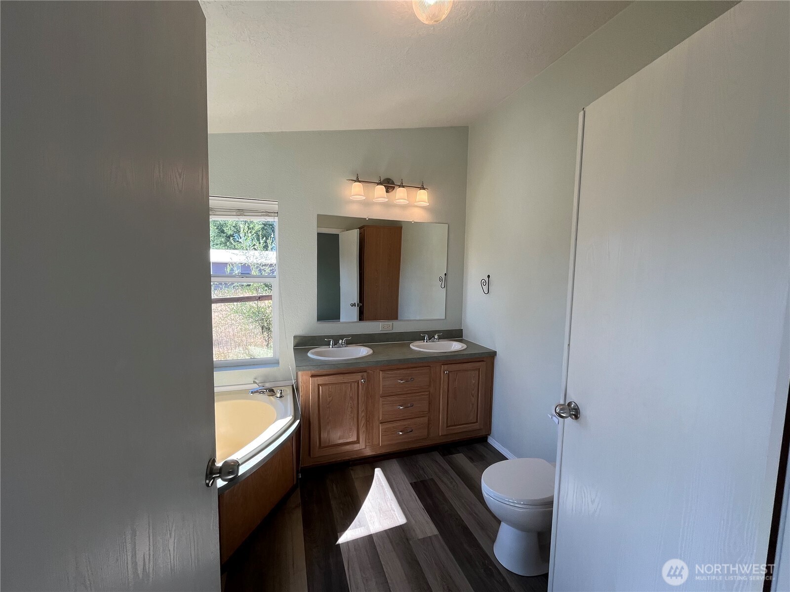 920 Castle Avenue Property Photo 29