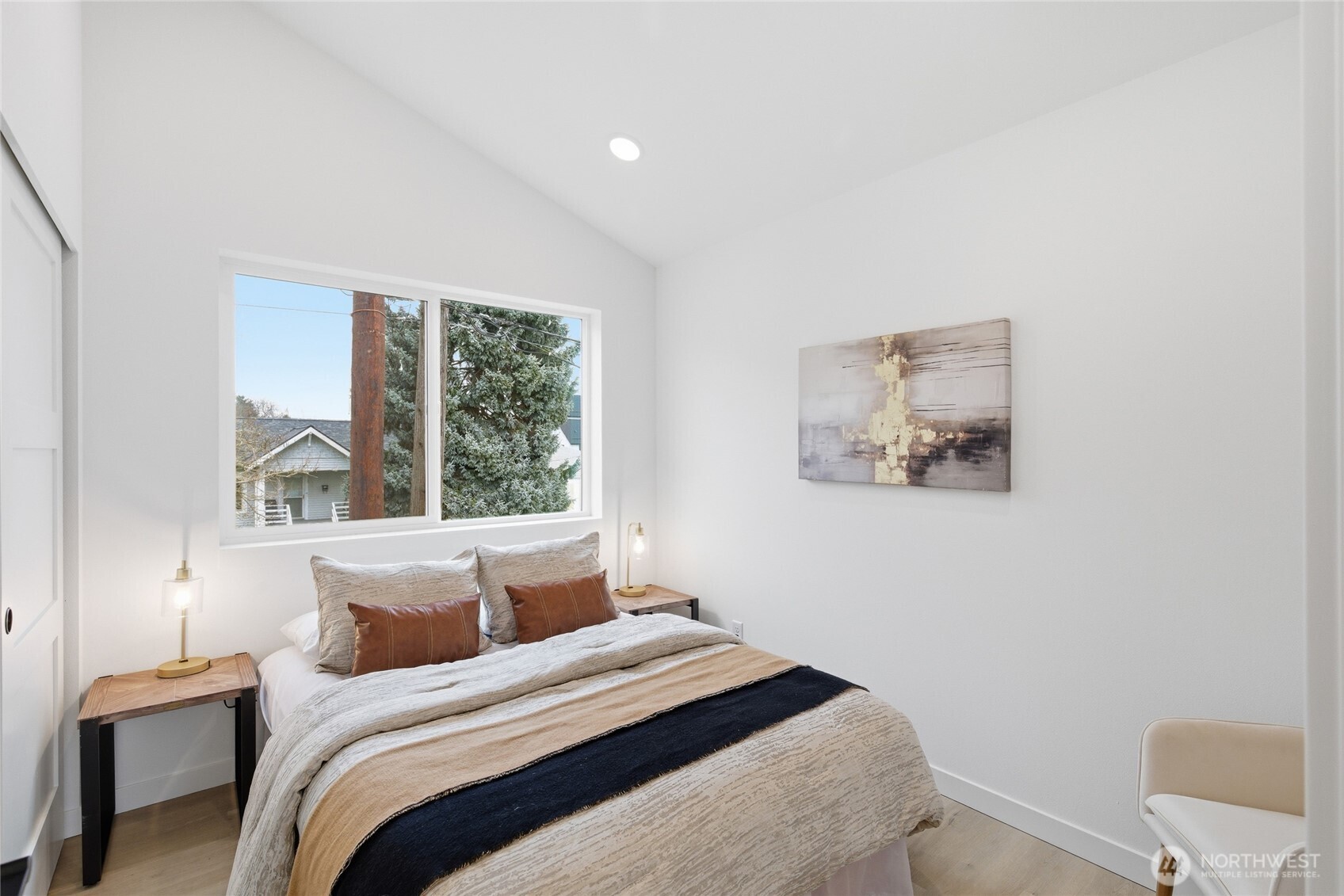 809 S Sullivan Street B Property Photo 6