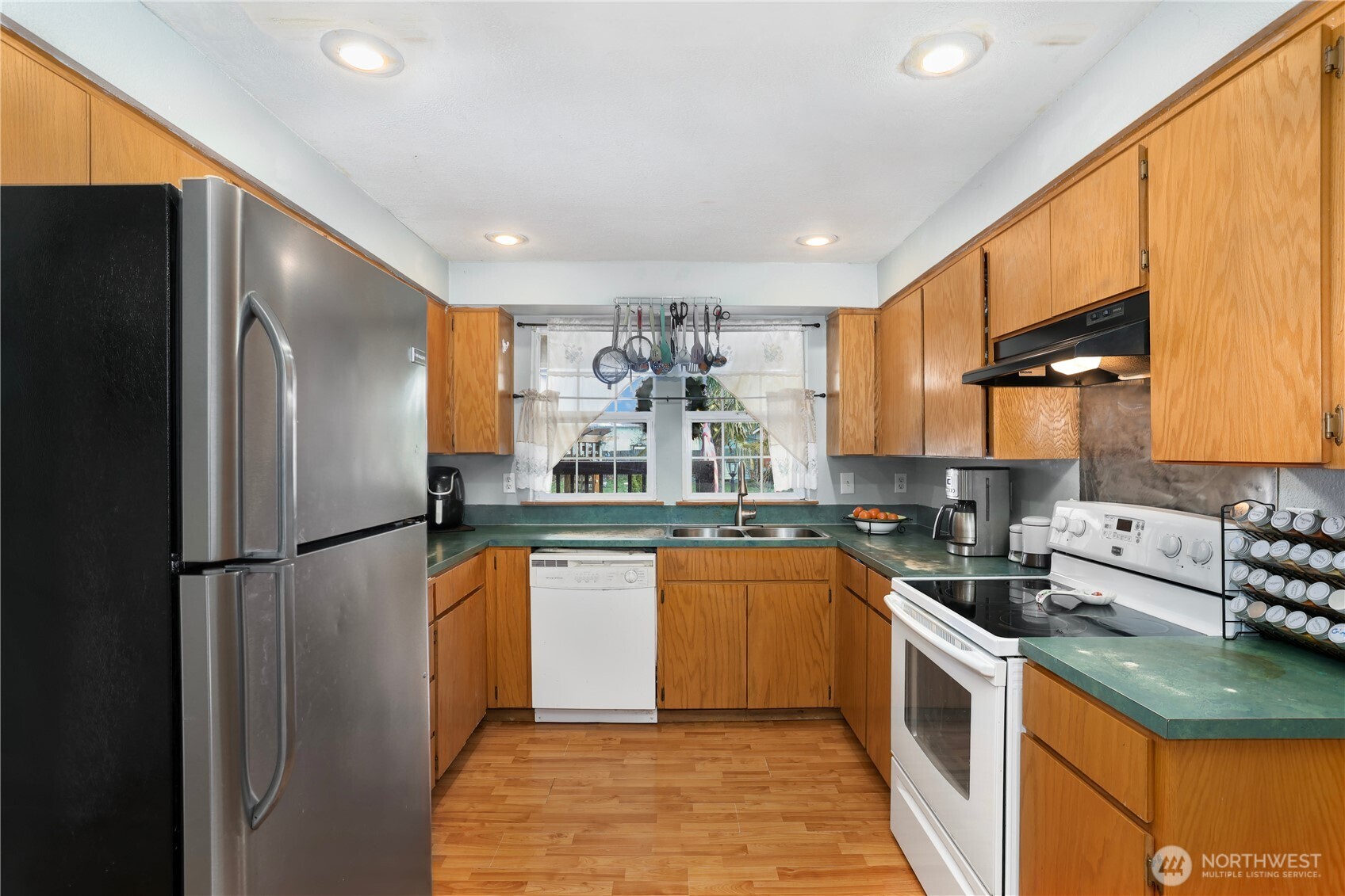 17937 Iris Place Property Photo 6