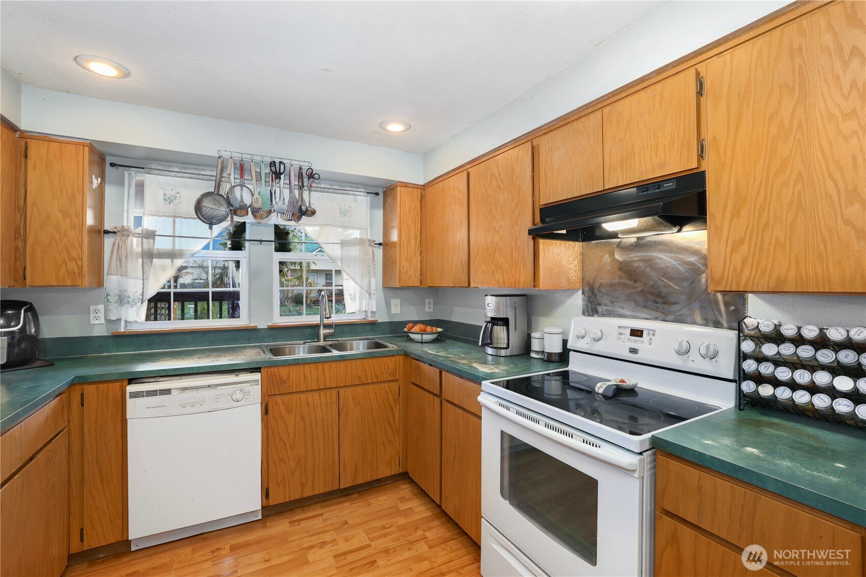 17937 Iris Place Property Photo 7