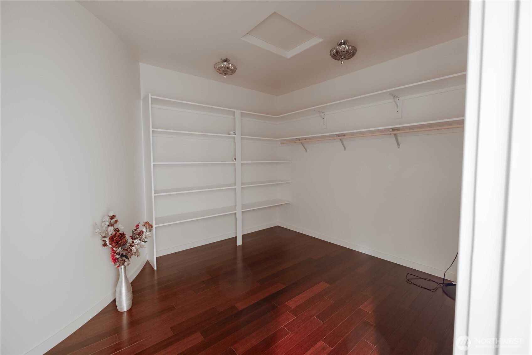555 Loop Avenue Property Photo 23