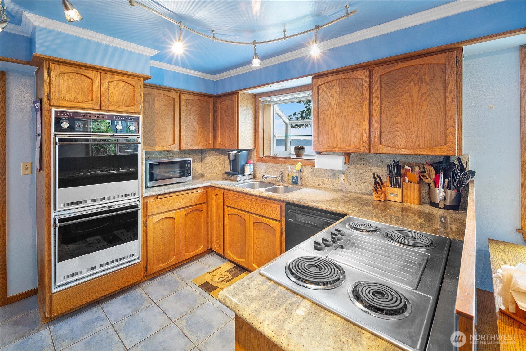 10445 Marine View Drive Property Photo 4