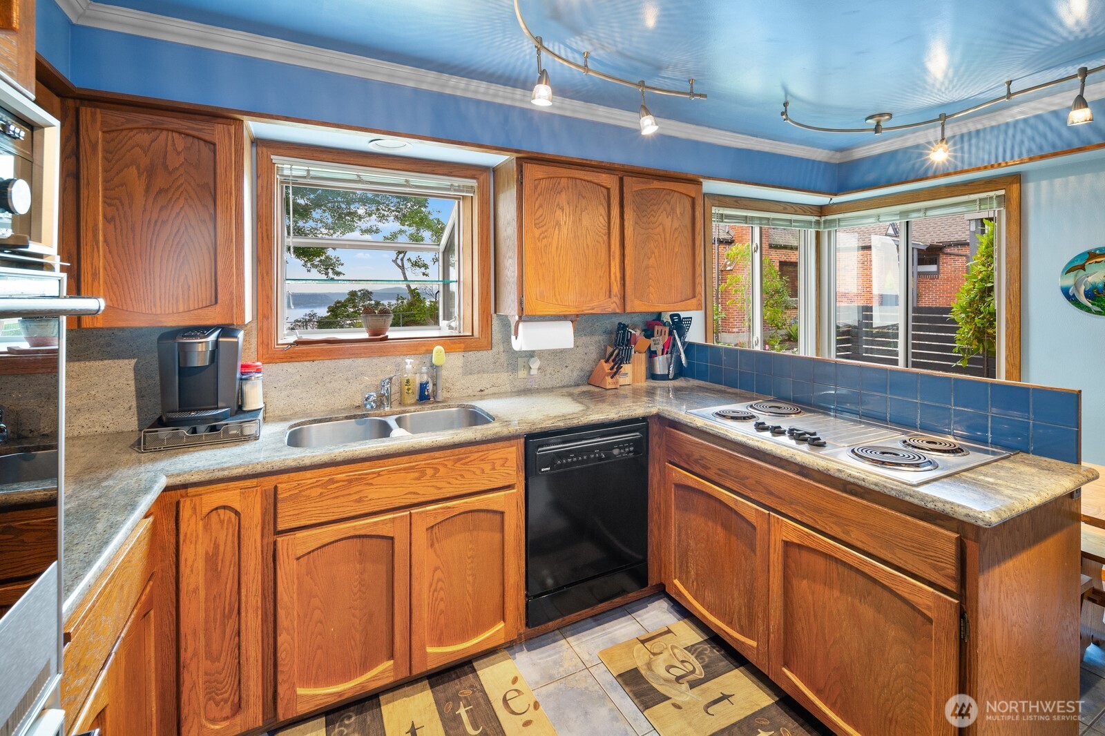 10445 Marine View Drive Property Photo 12