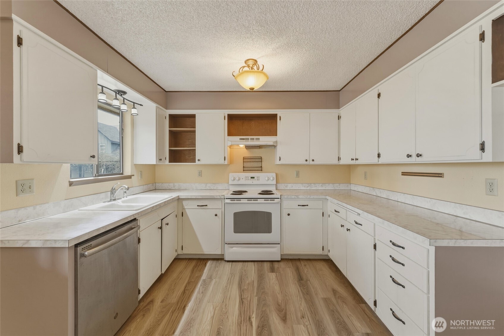 1427 Wilkenson Street Property Photo 5