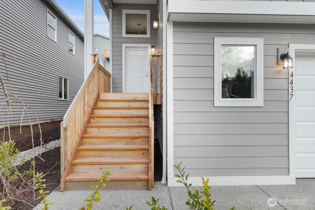 7427 45th Place Property Photo 3