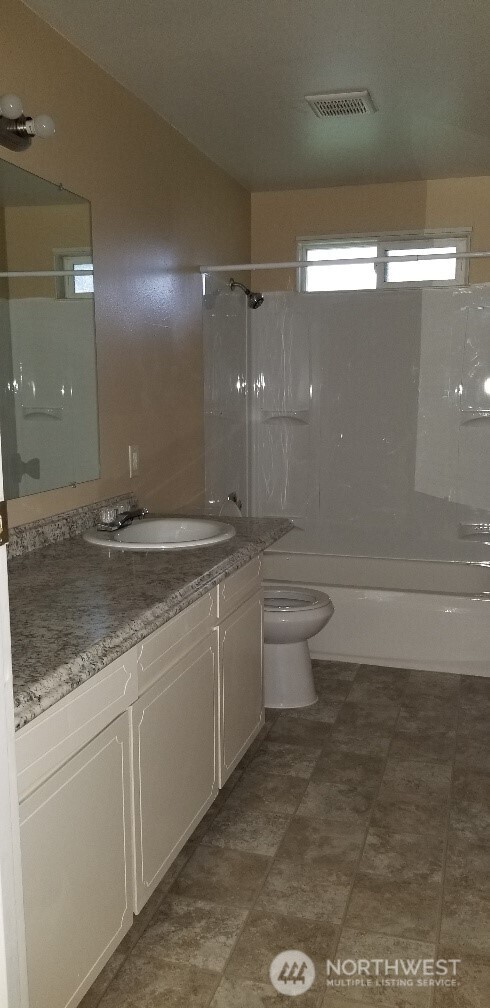 9210 9212 204th Street Property Photo 7
