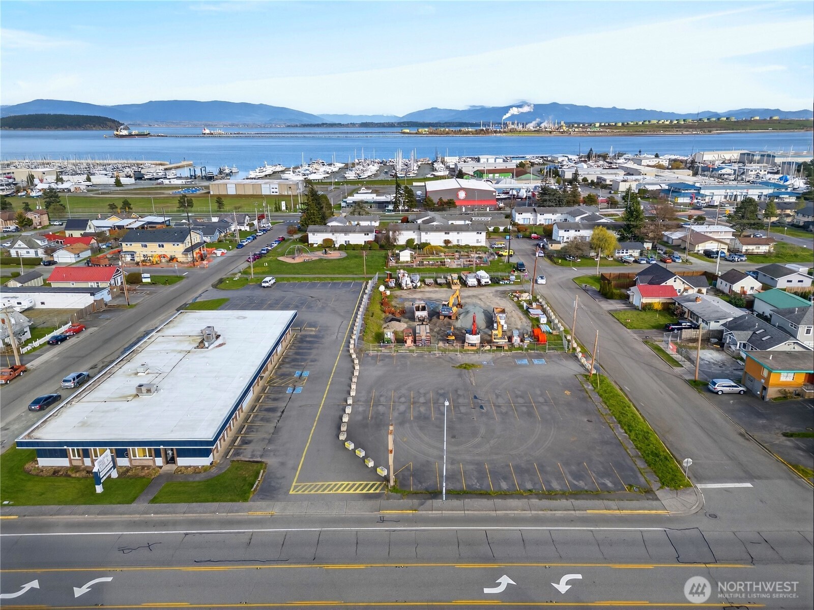 2821 Commercial Avenue Property Photo 3