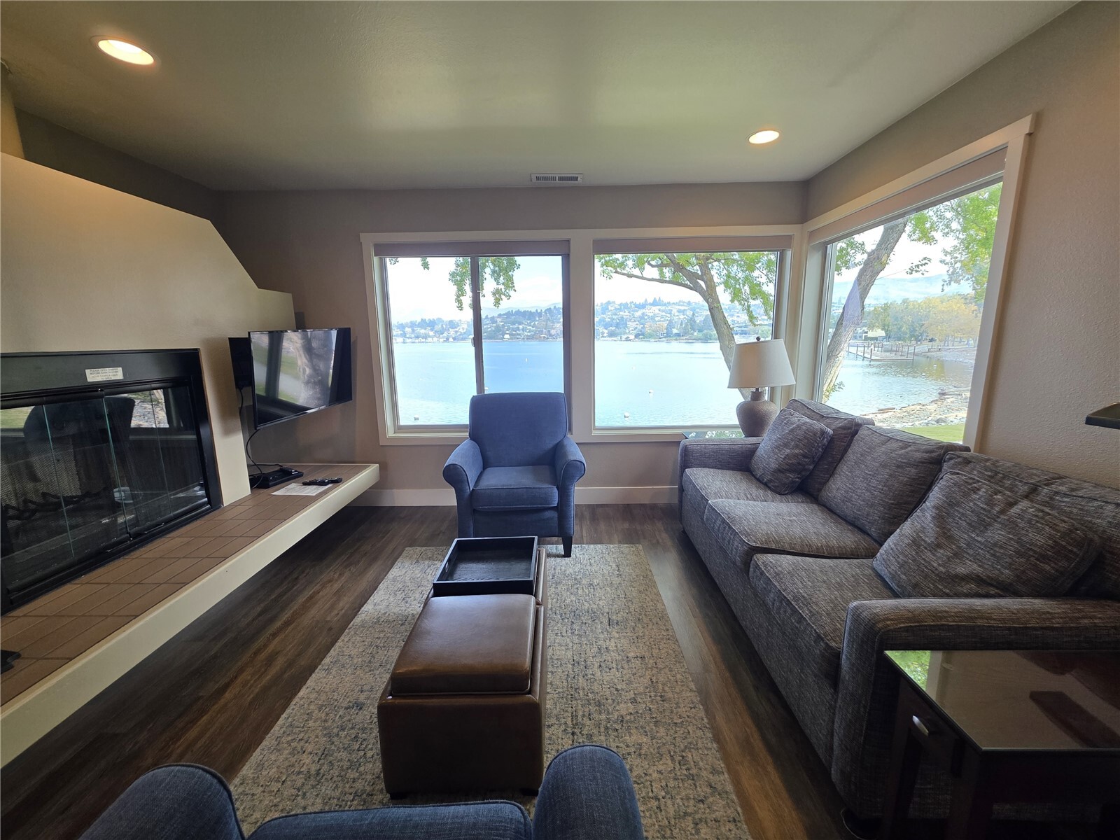 1 Beach 570-g Property Photo 2