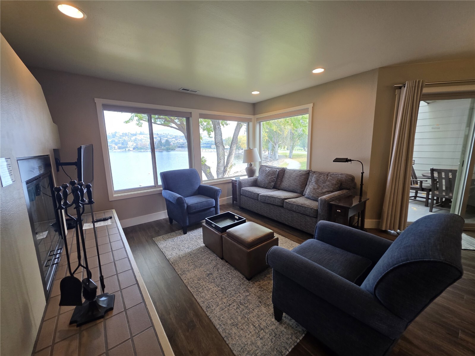1 Beach 570-g Property Photo 3