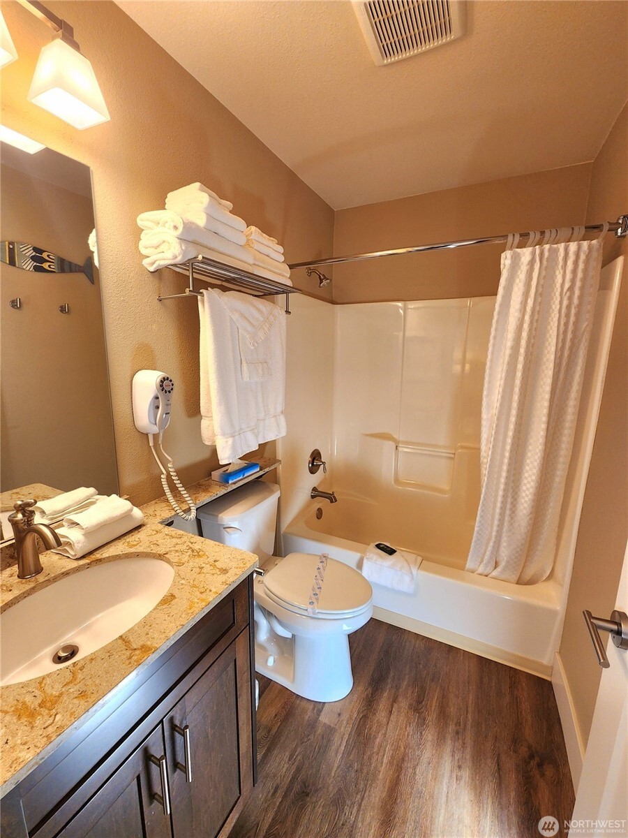 1 Beach 570-g Property Photo 8