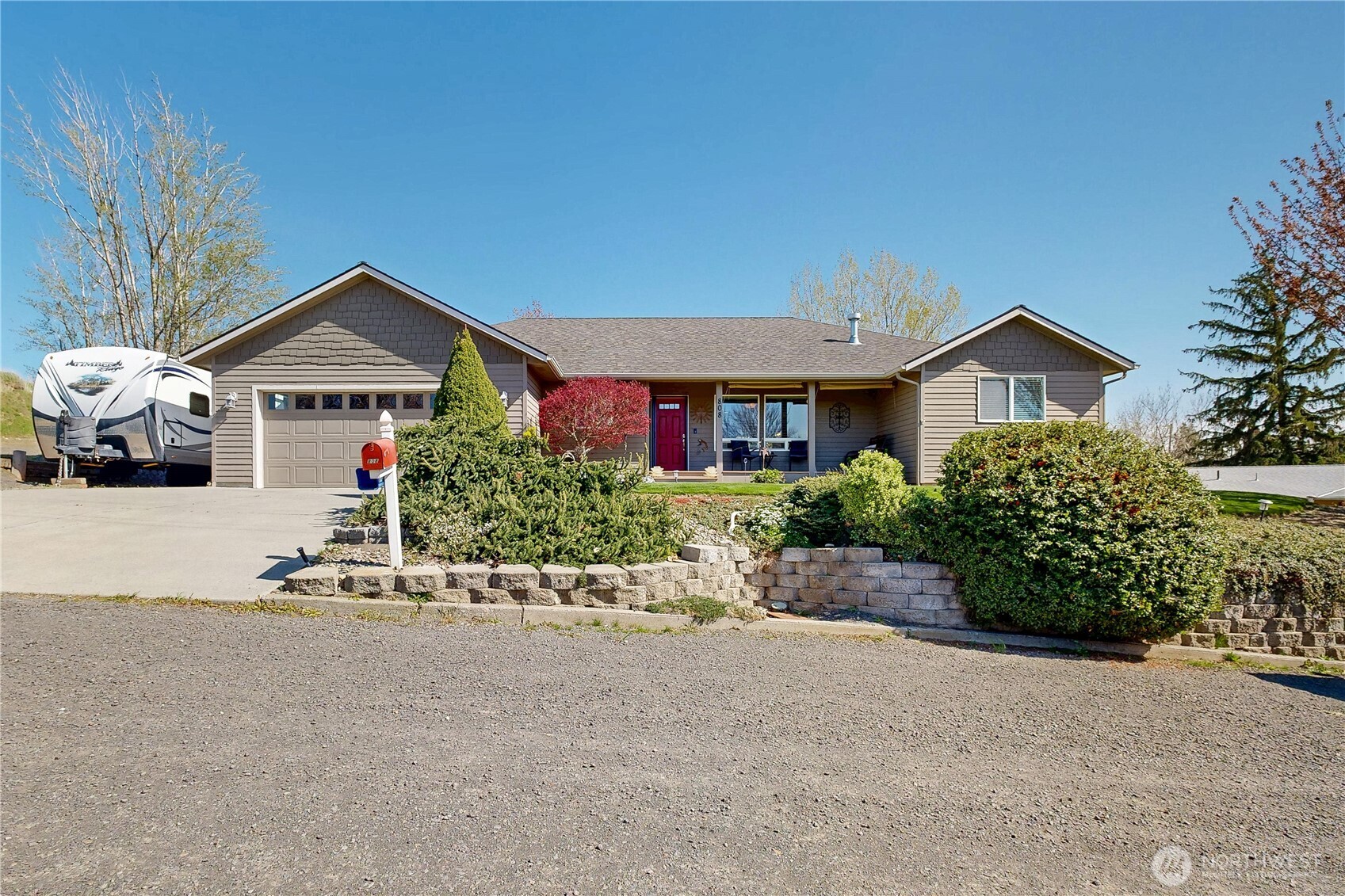 808 E Tremont Property Photo 1