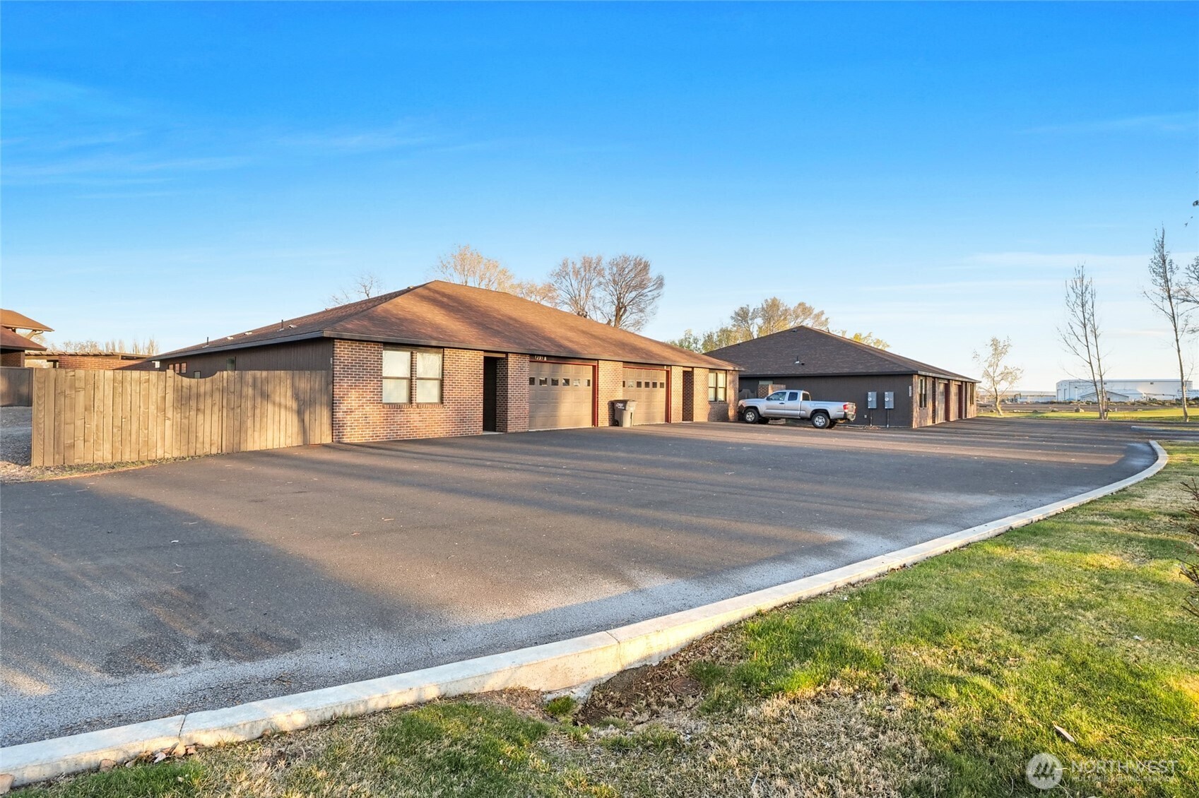1233 Ne Nanto Road A&b Property Photo 6