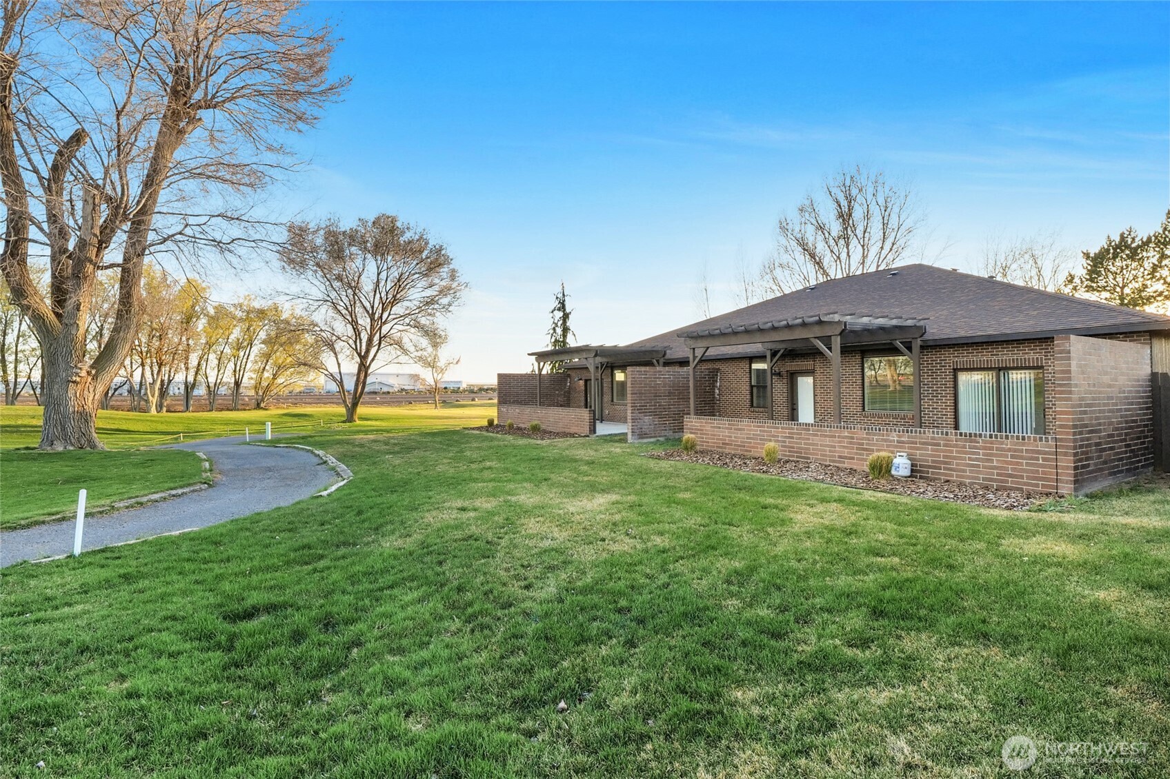 1233 Ne Nanto Road A&b Property Photo 11