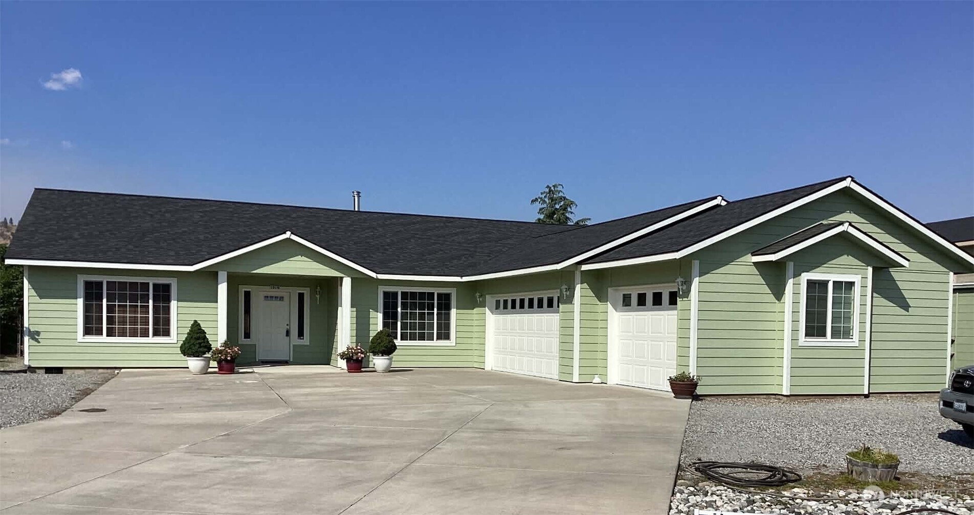 1010 Crest Loop Property Photo 1