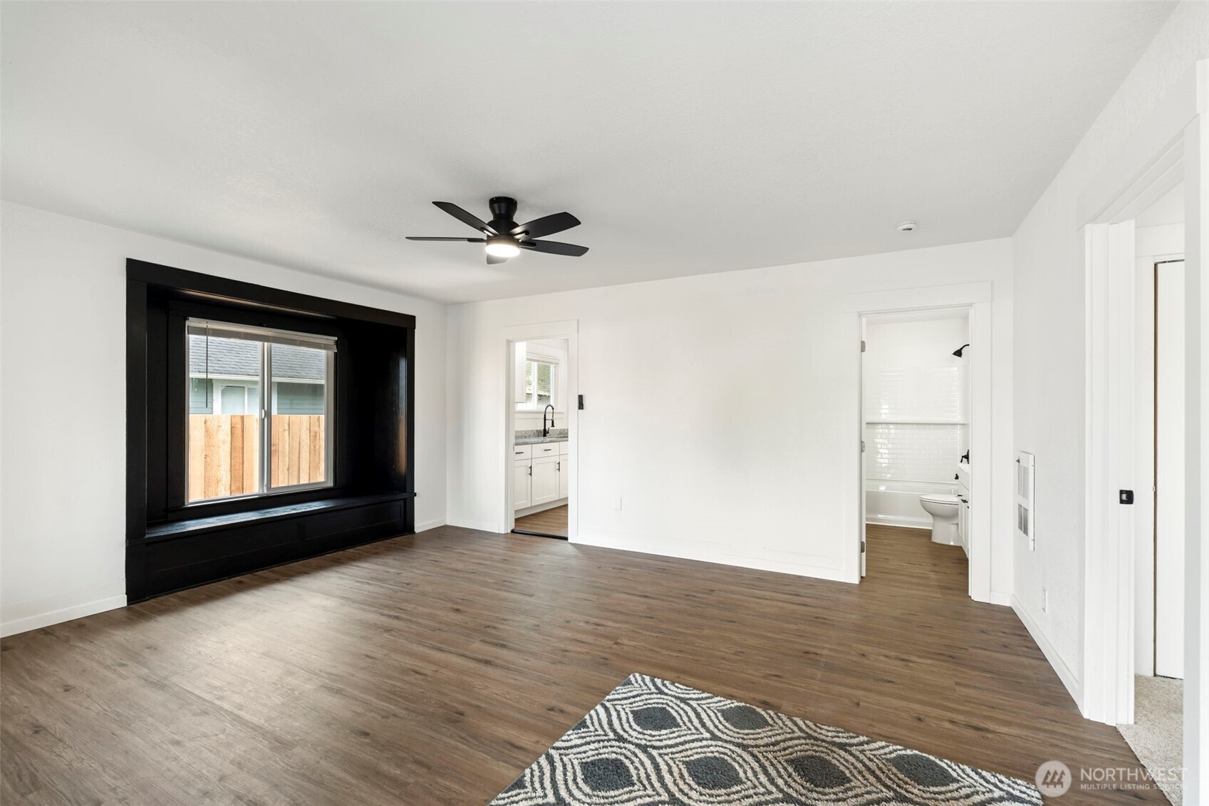 1110 W Walnut Property Photo 5