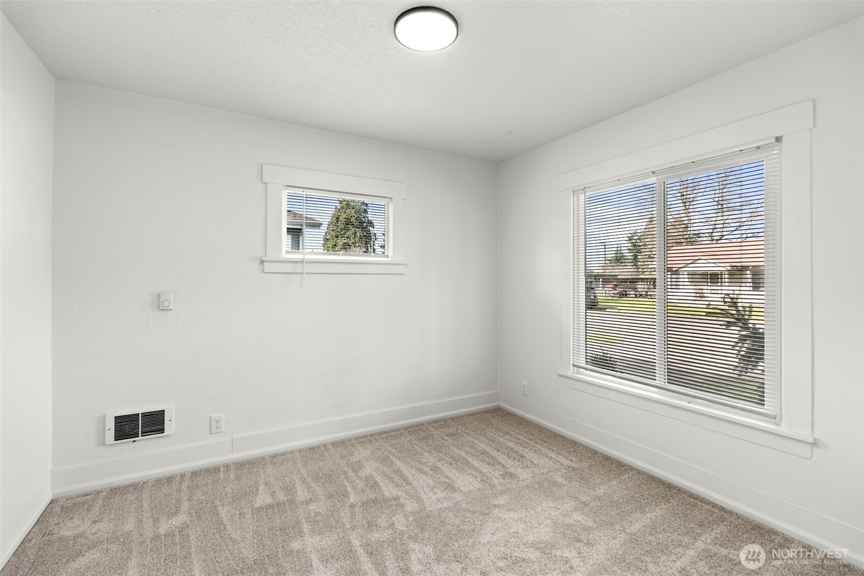 1110 W Walnut Property Photo 12