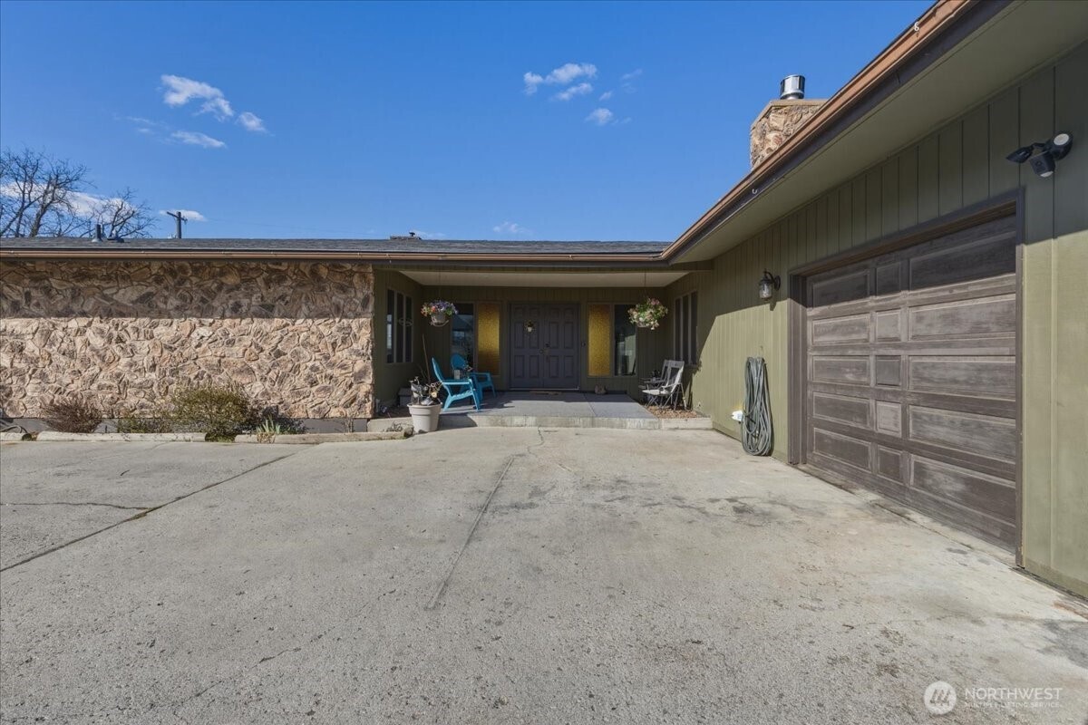 313 Se Trinity Avenue Property Photo 2
