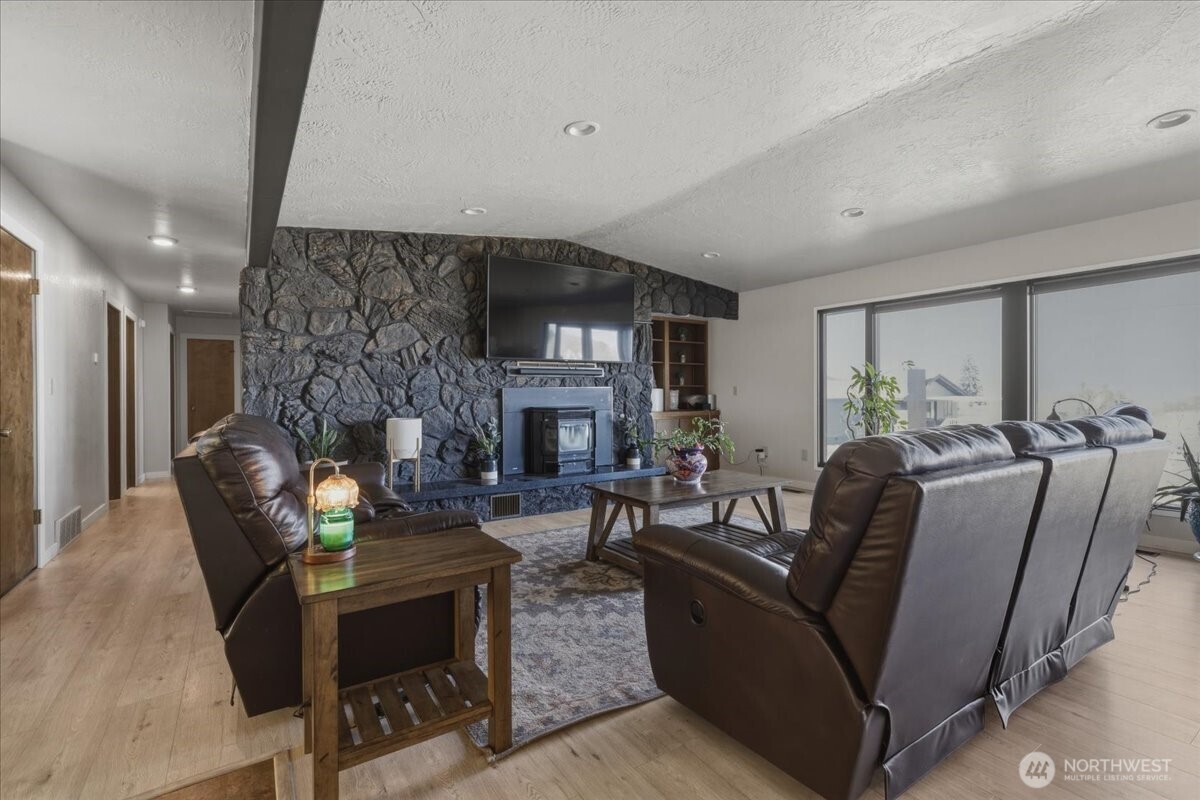313 Se Trinity Avenue Property Photo 4
