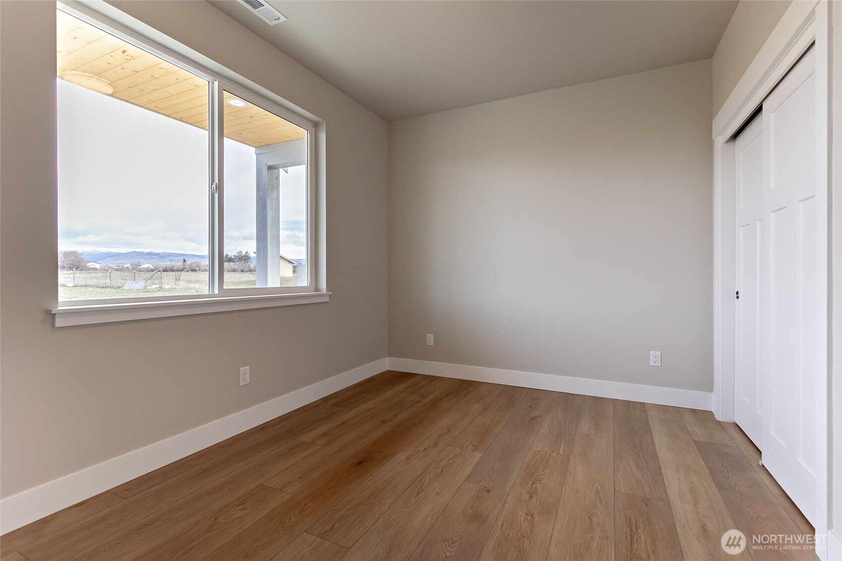 404 E Heatherstone Court Property Photo 4