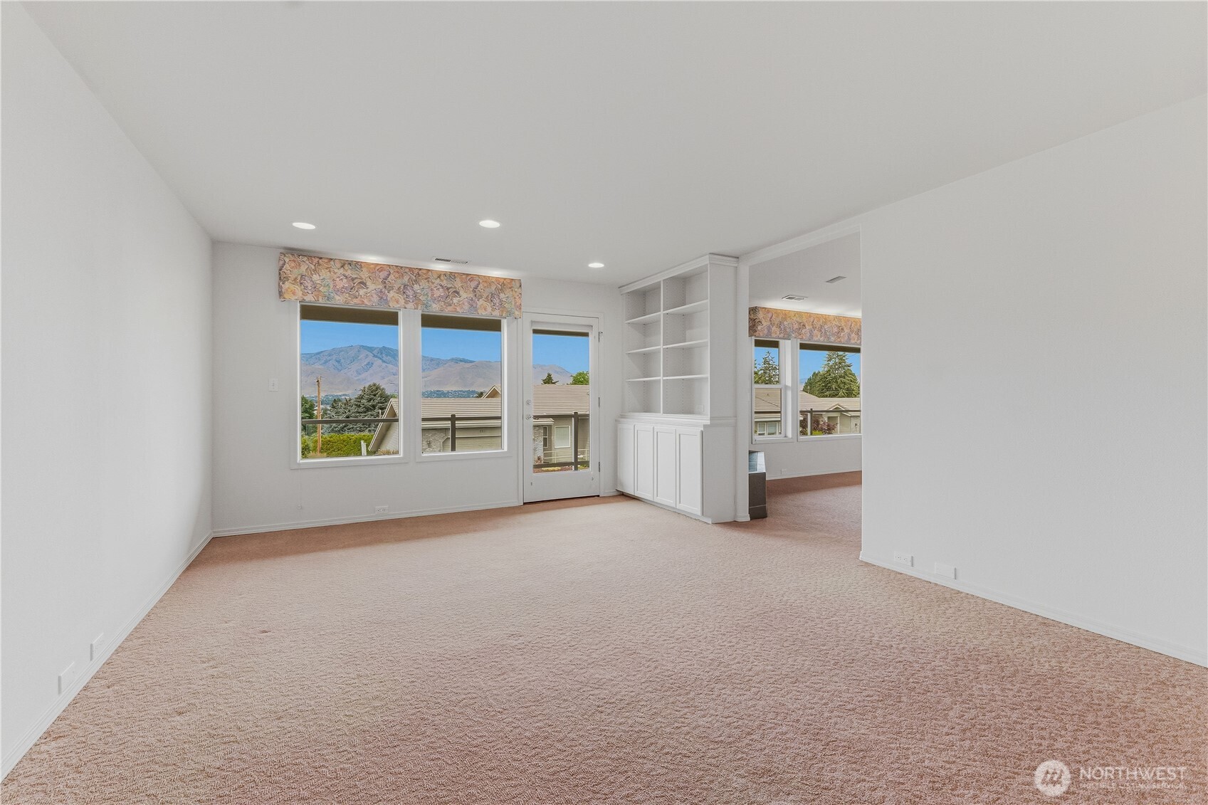 1380 Eastmont Avenue 401 Property Photo 18