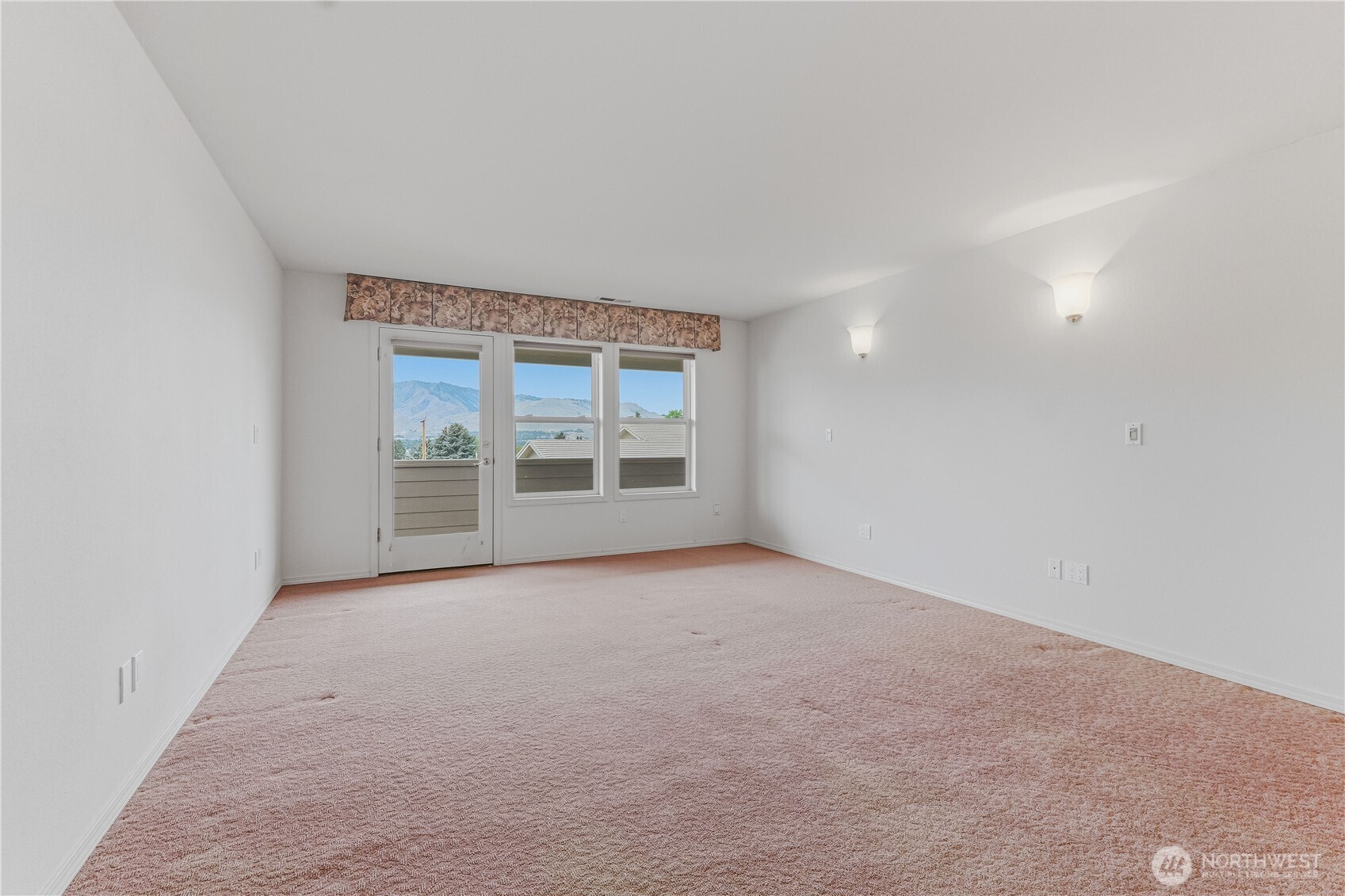 1380 Eastmont Avenue 401 Property Photo 21