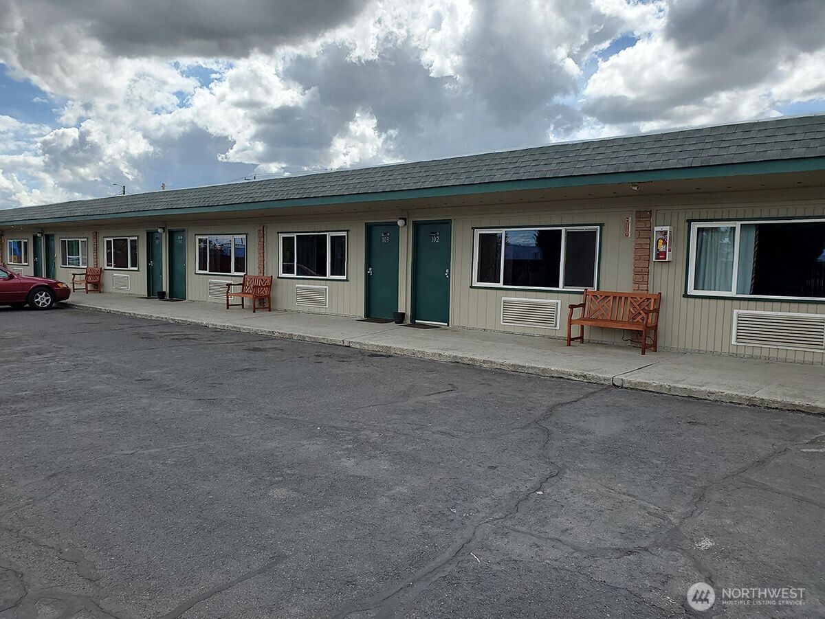 12525 W Sunset Highway Property Photo 1
