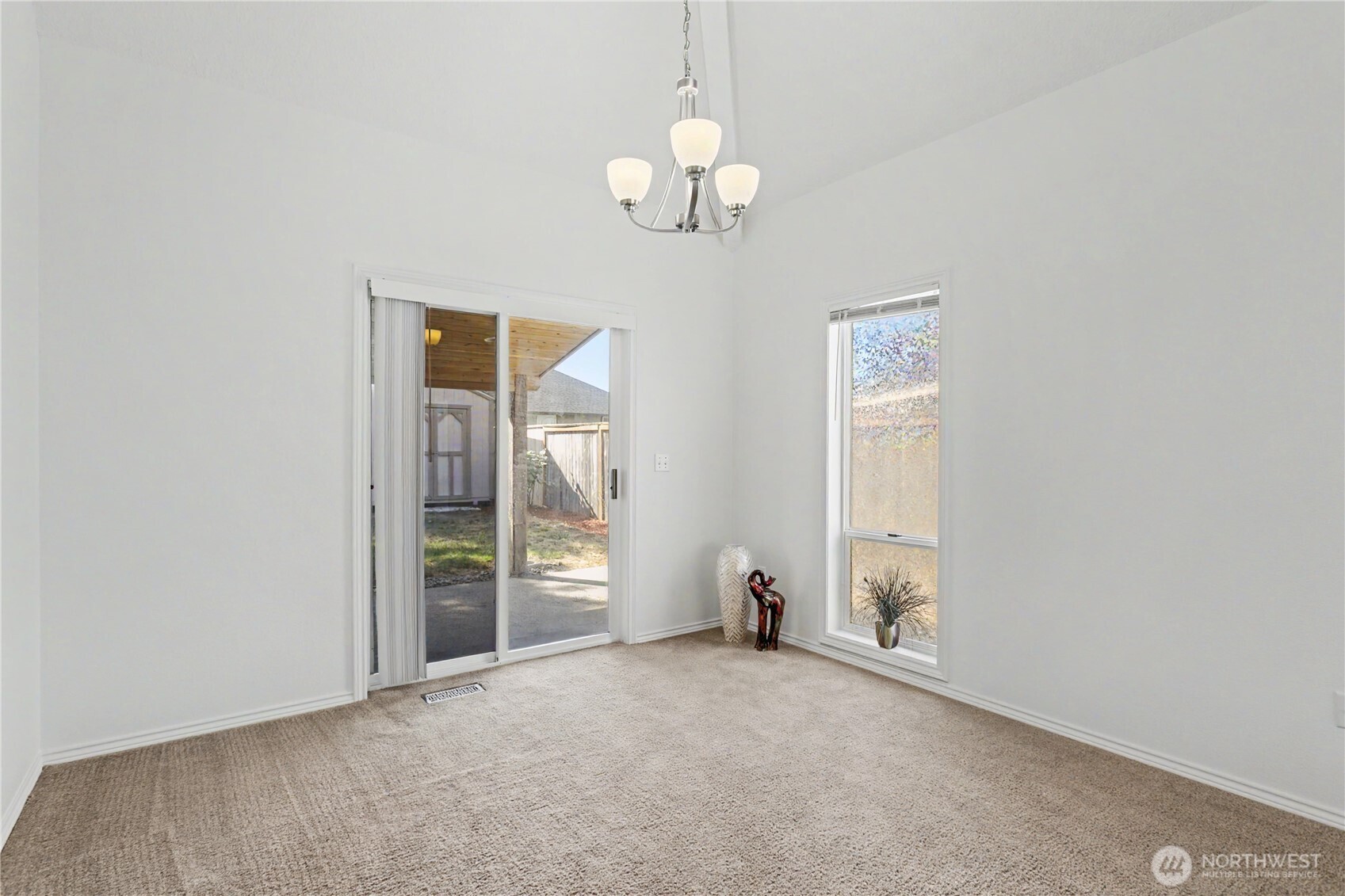 1712 Se Solomon Loop Property Photo 5