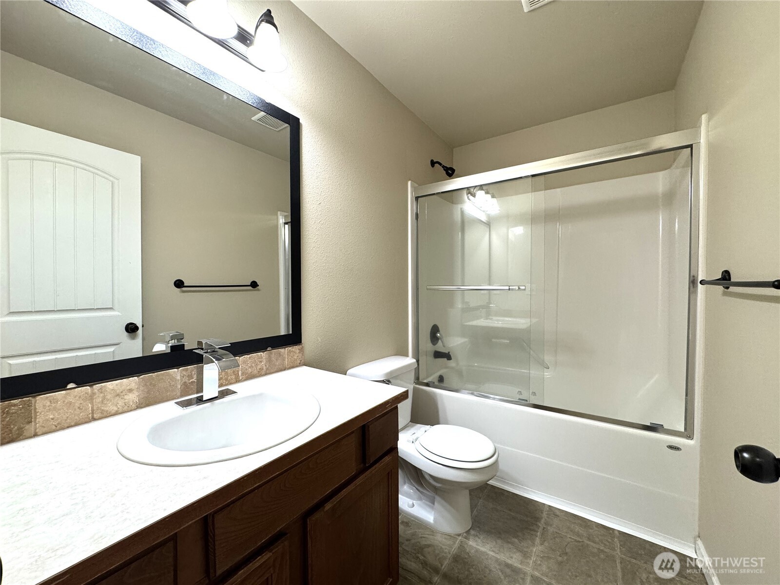 367 Graham Avenue Property Photo 21