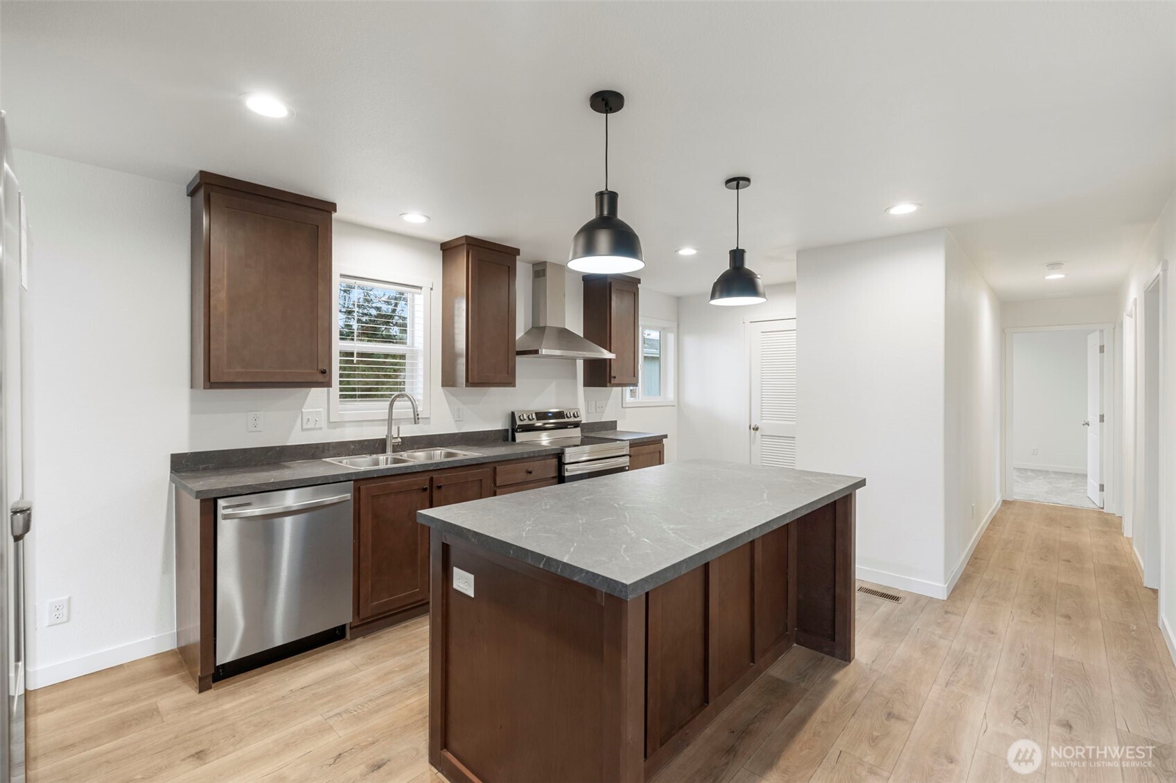 1110 B W Walnut Property Photo 6