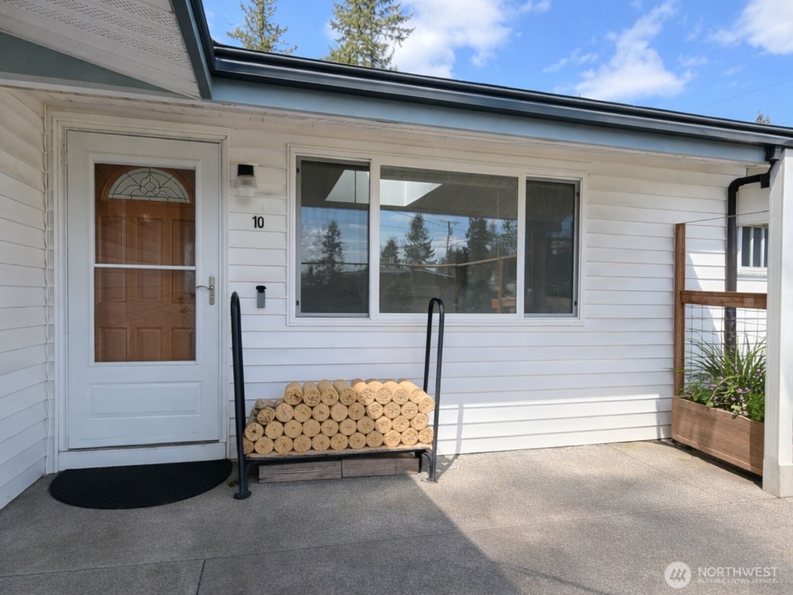 100 Hillcrest Drive Property Photo 3