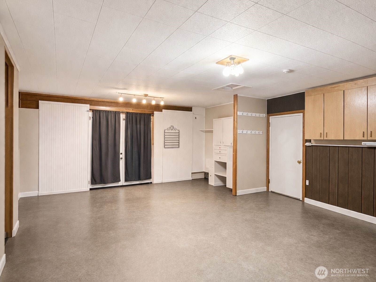 100 Hillcrest Drive Property Photo 26