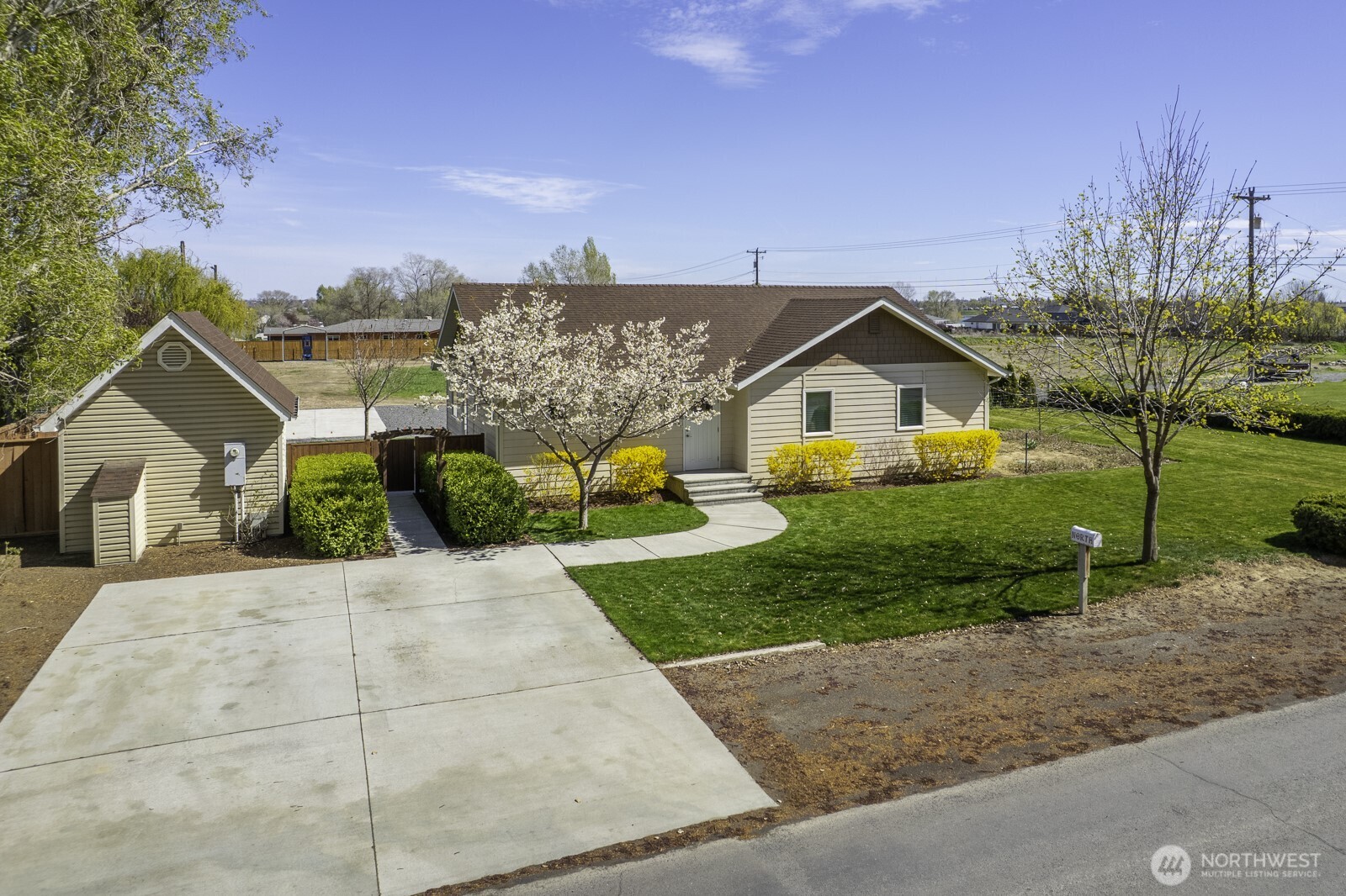 2143 Ne Valley Road Property Photo 4