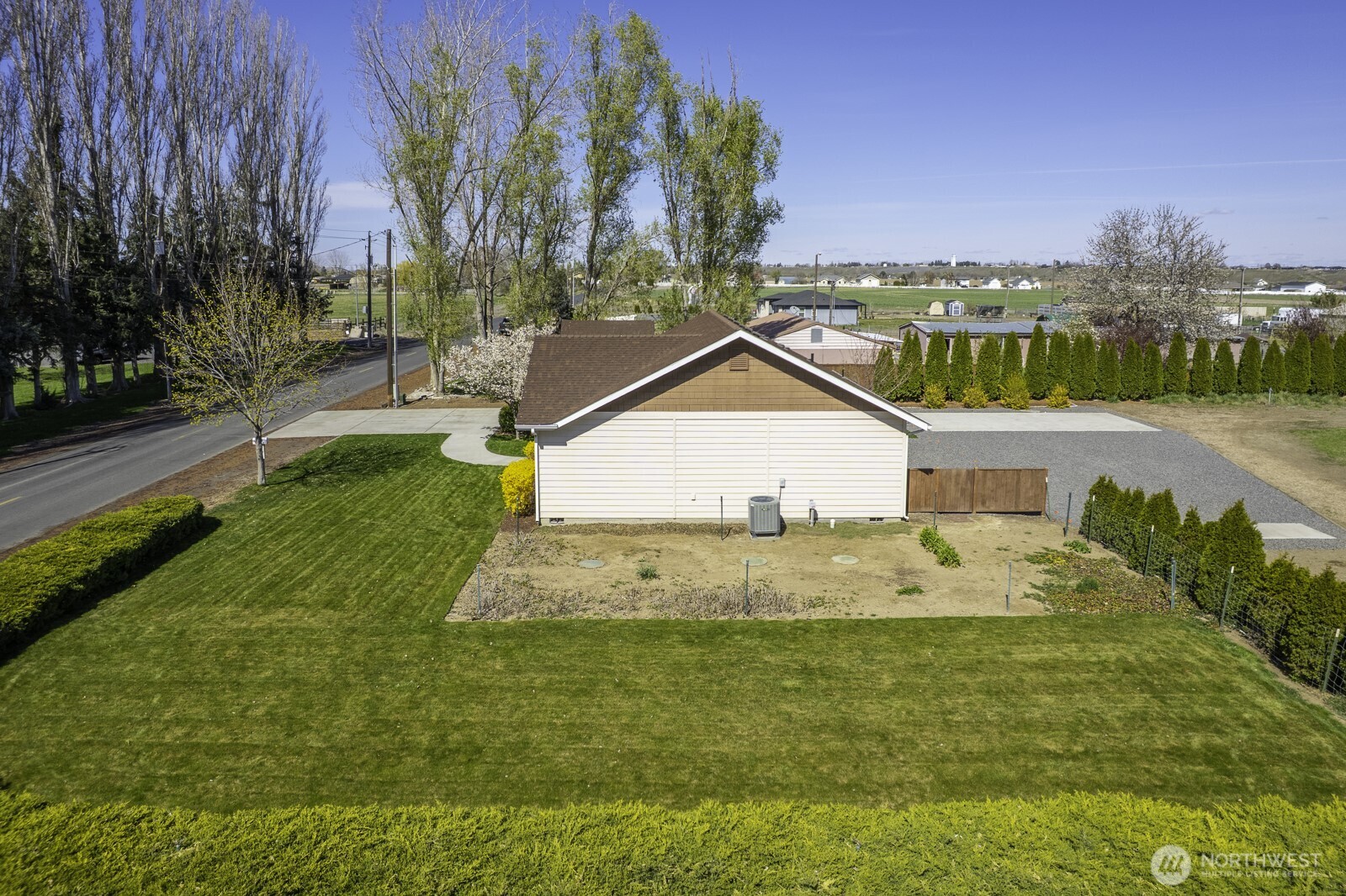 2143 Ne Valley Road Property Photo 6