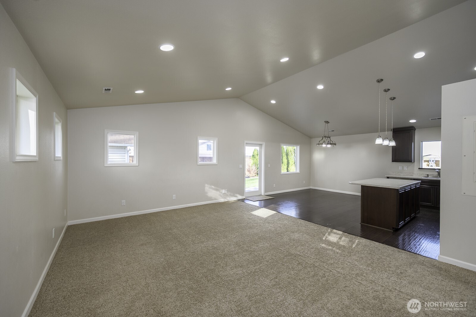2143 Ne Valley Road Property Photo 9