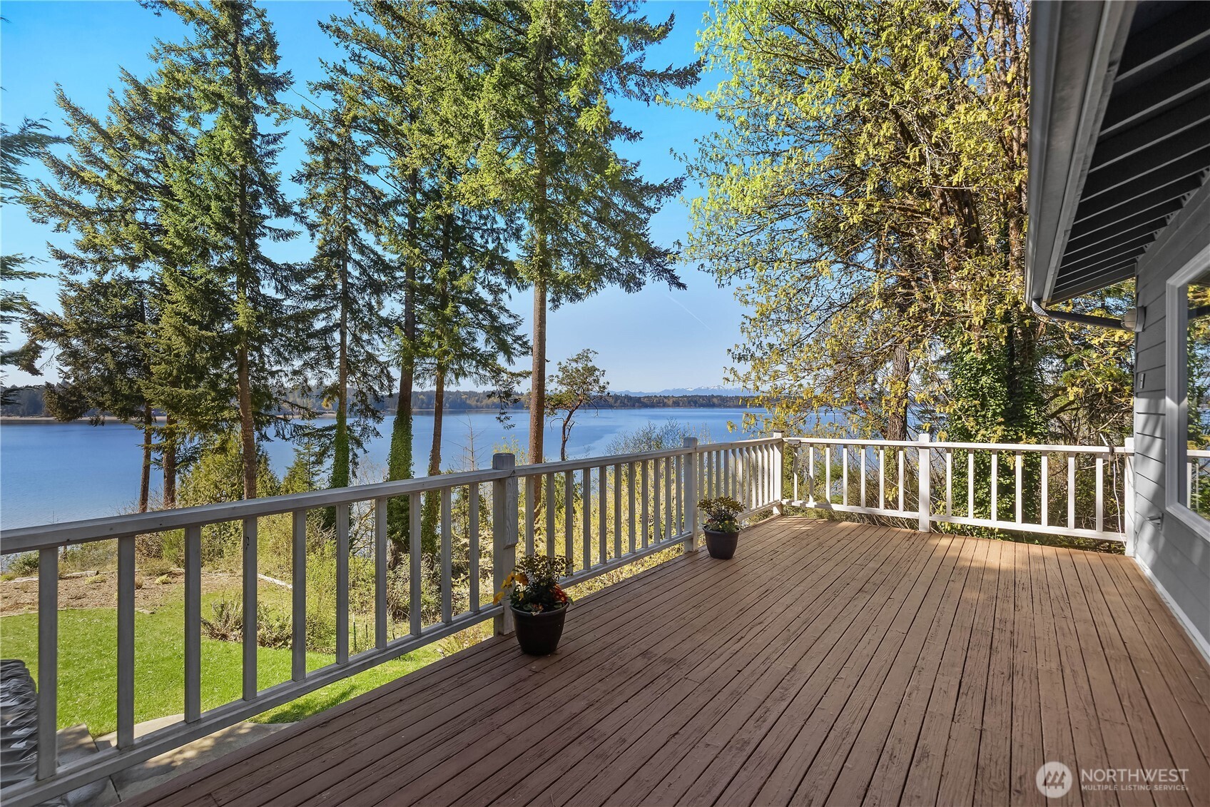 5023 Cooper Point Road Property Photo 1