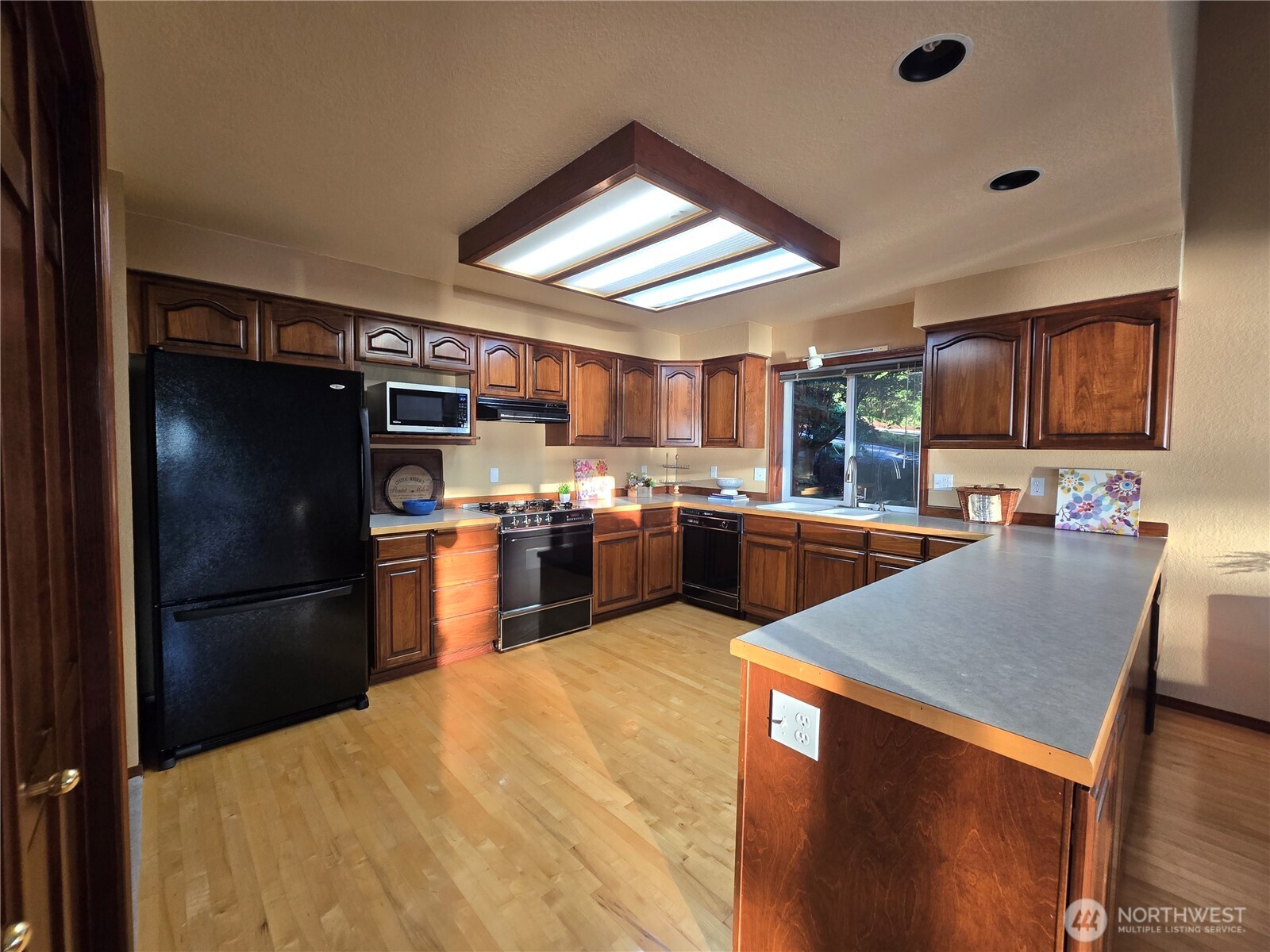 5023 Cooper Point Road Property Photo 6