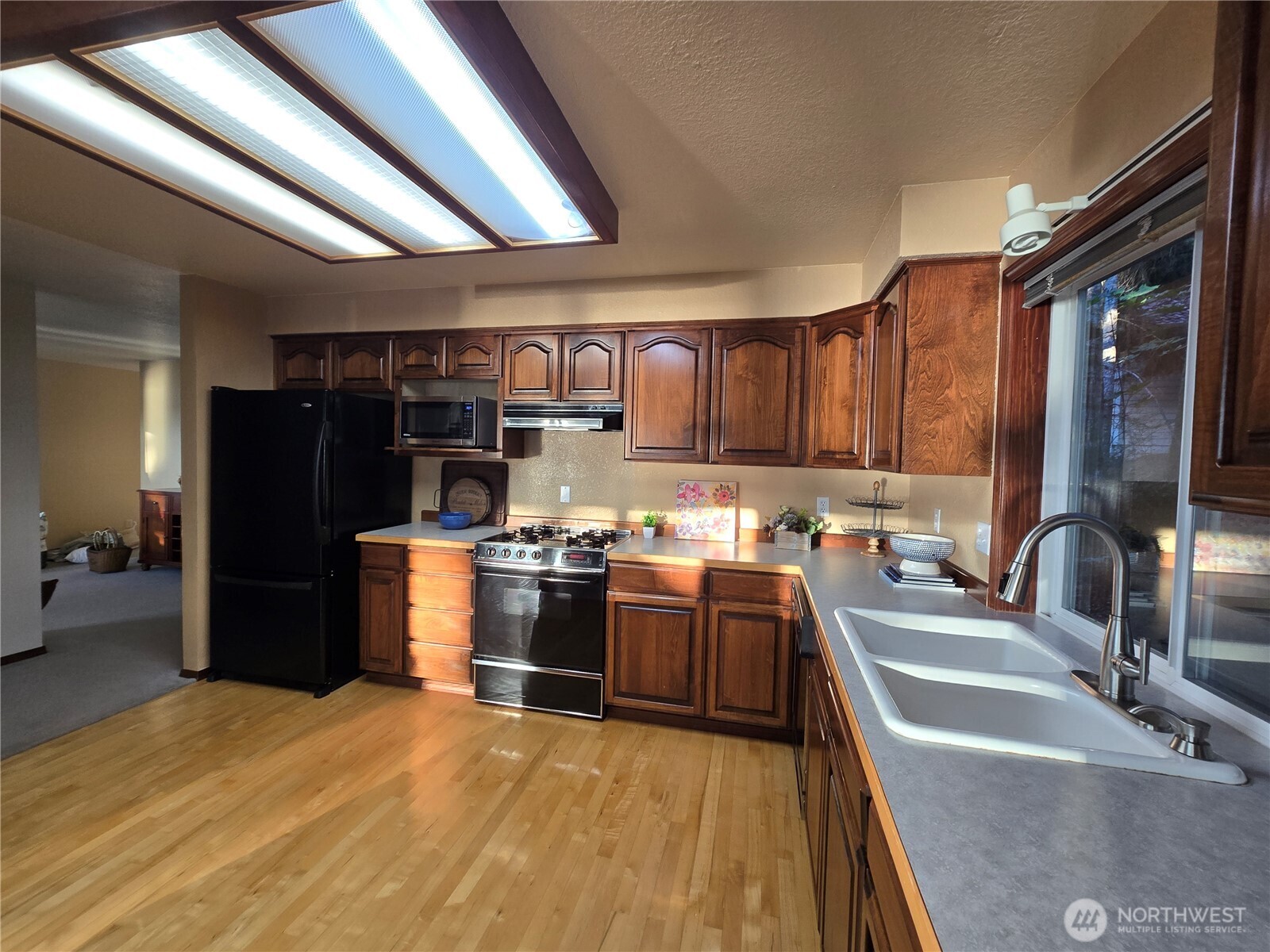 5023 Cooper Point Road Property Photo 7