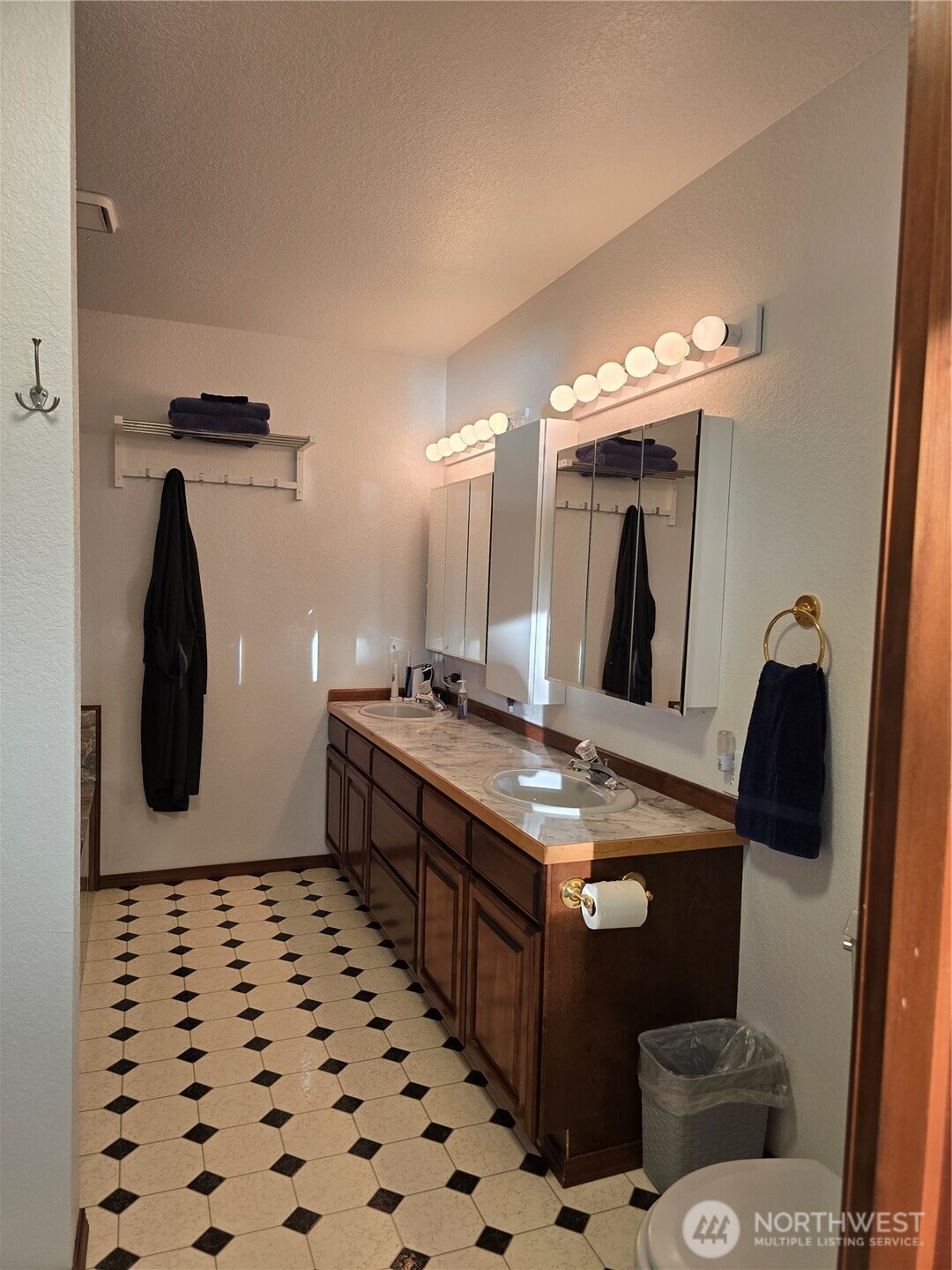 5023 Cooper Point Road Property Photo 17