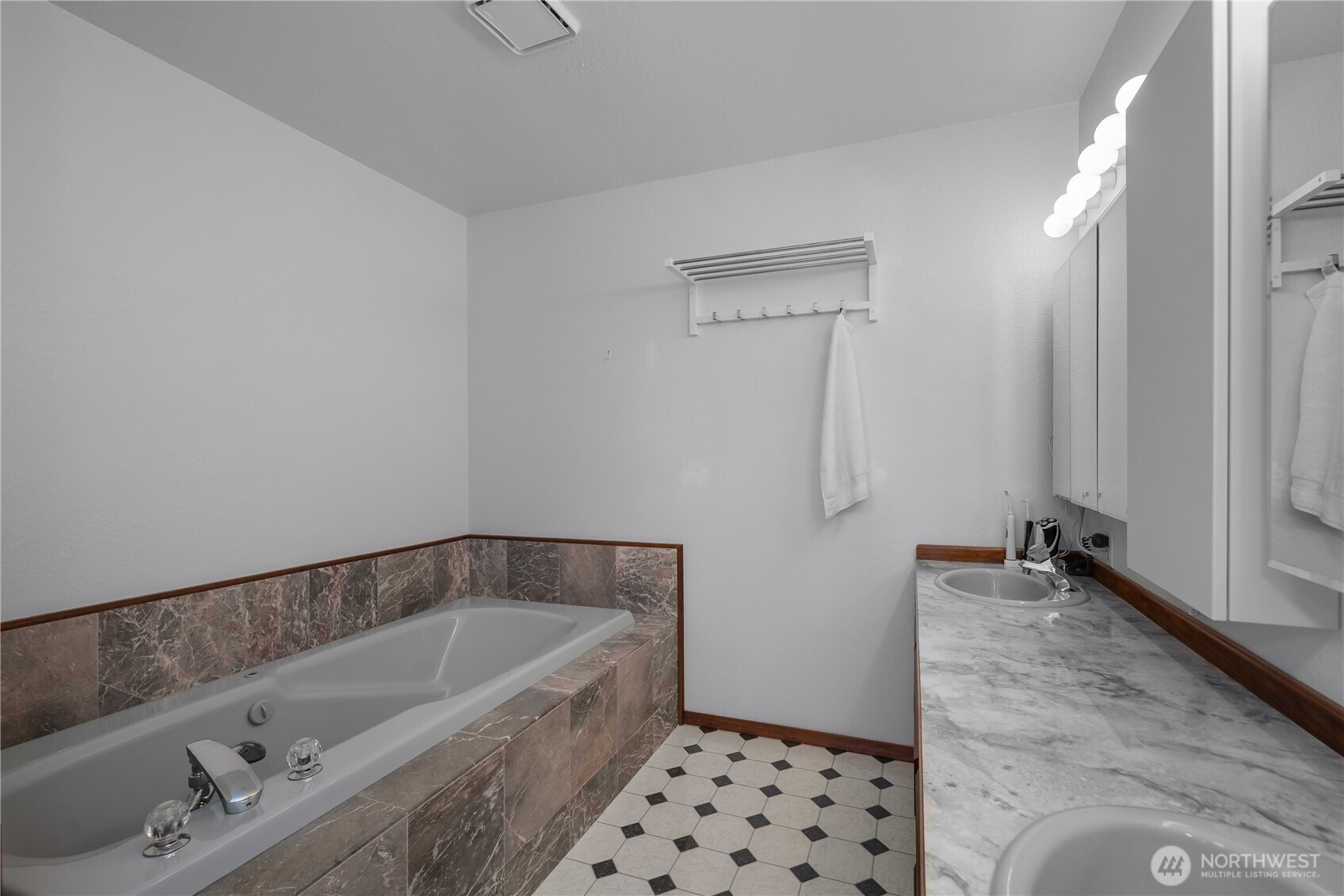 5023 Cooper Point Road Property Photo 18