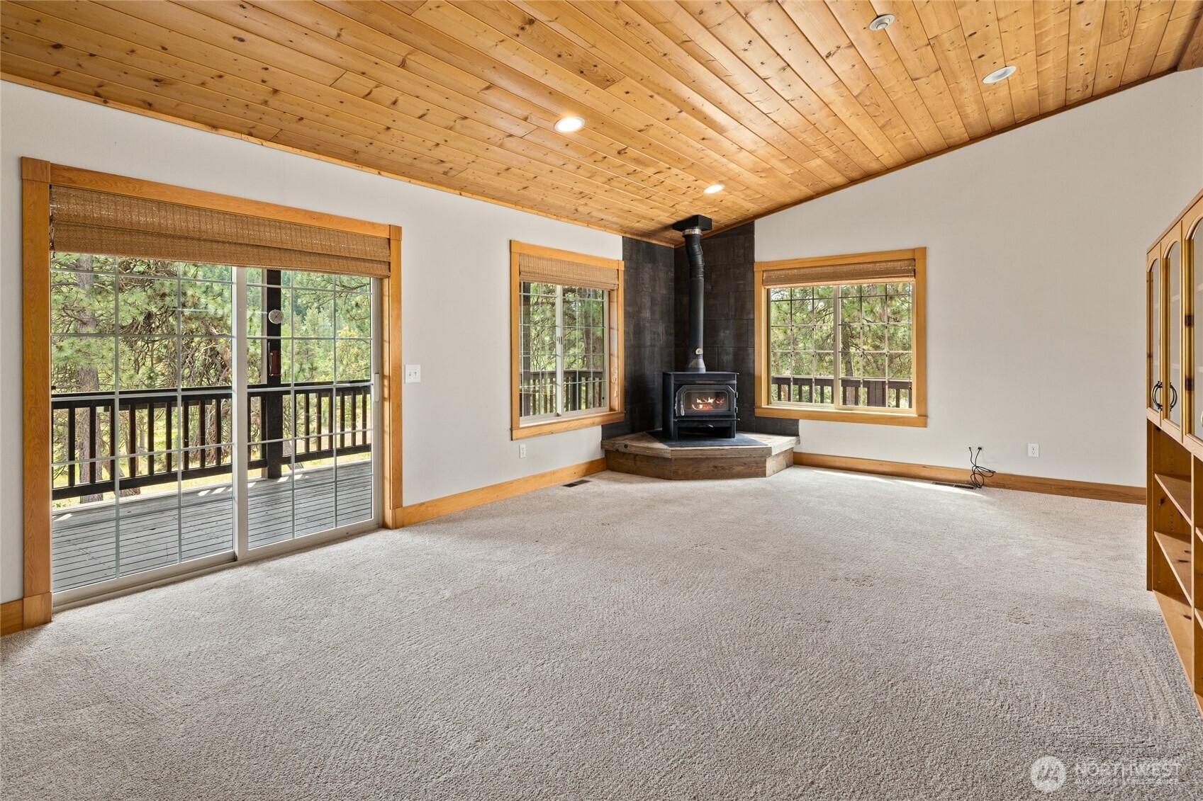 960 Forest Grove Property Photo 4