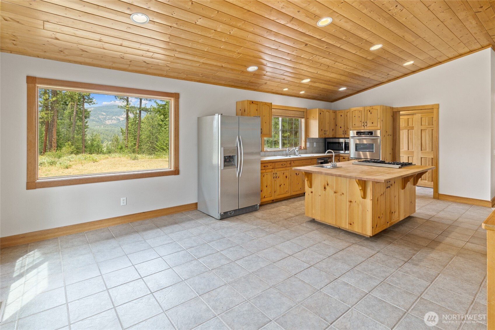 960 Forest Grove Property Photo 7