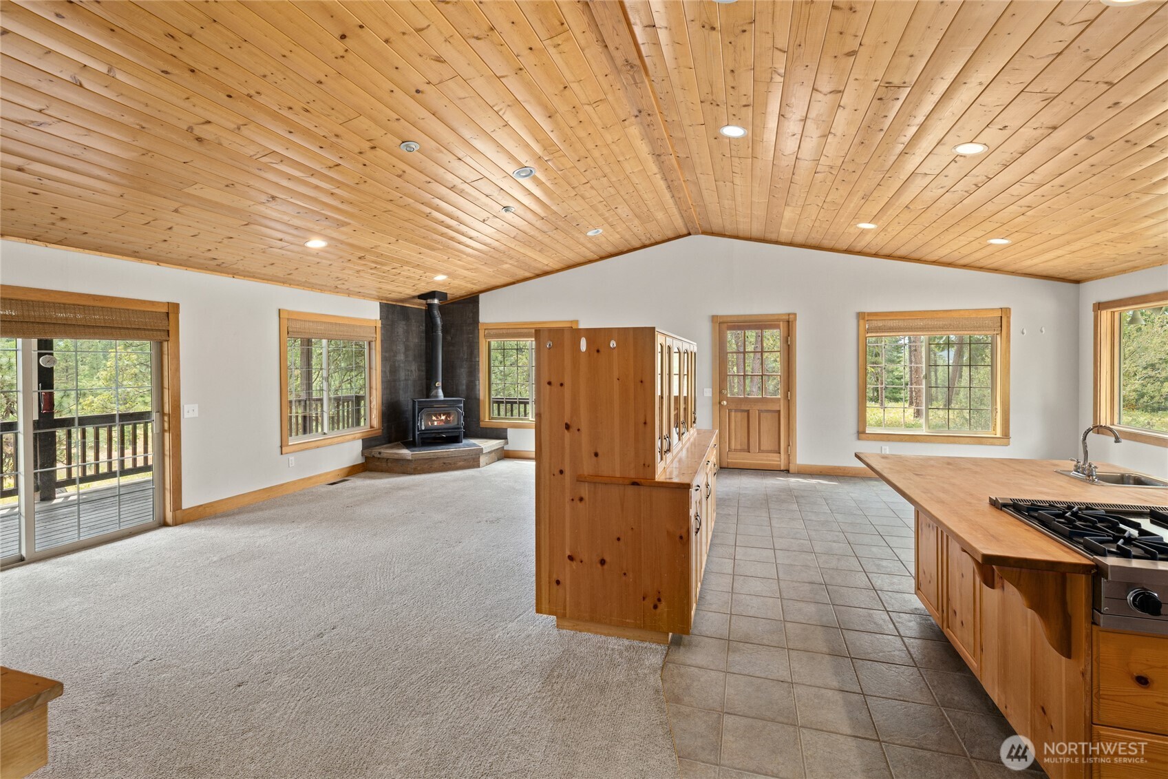 960 Forest Grove Property Photo 8