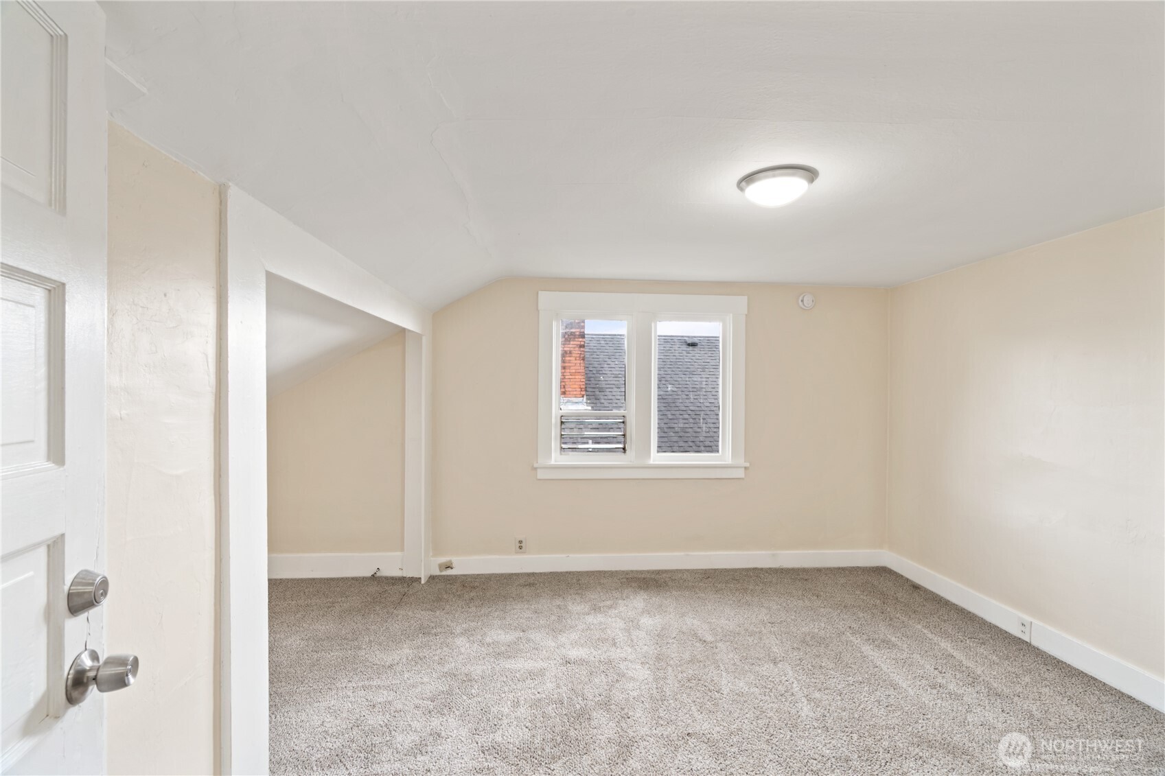 521 W 3rd Street Property Photo 4
