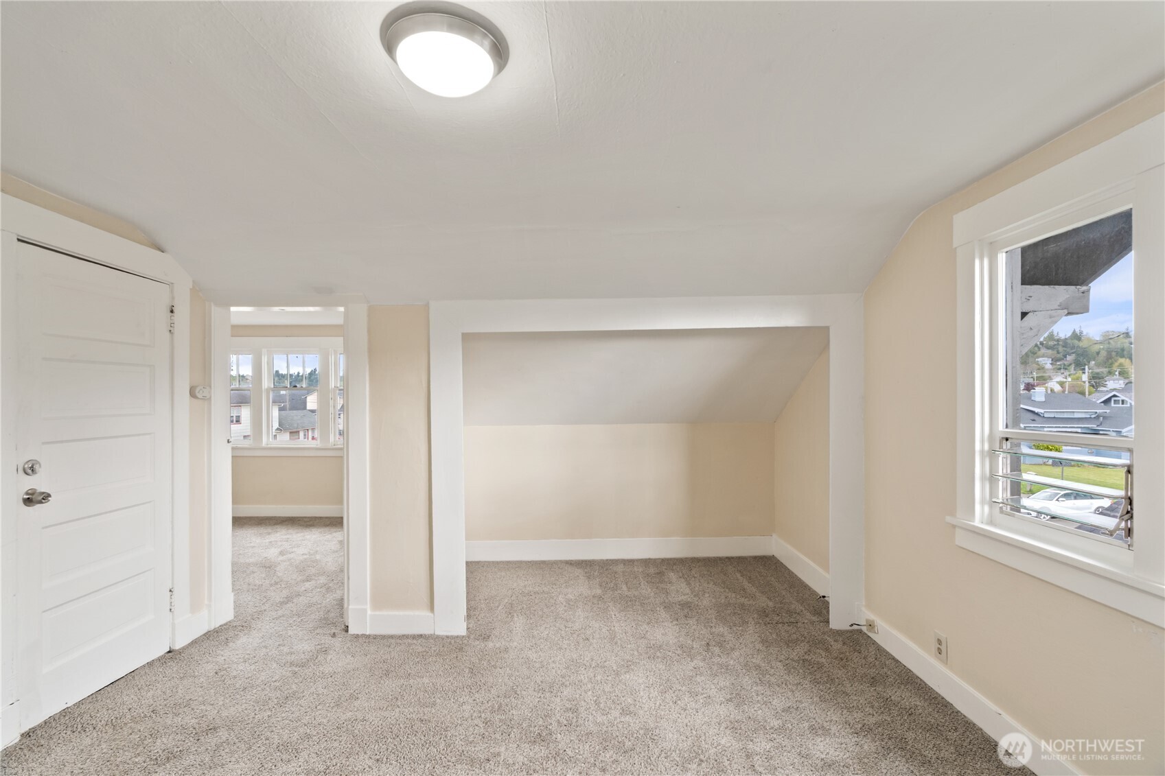 521 W 3rd Street Property Photo 5
