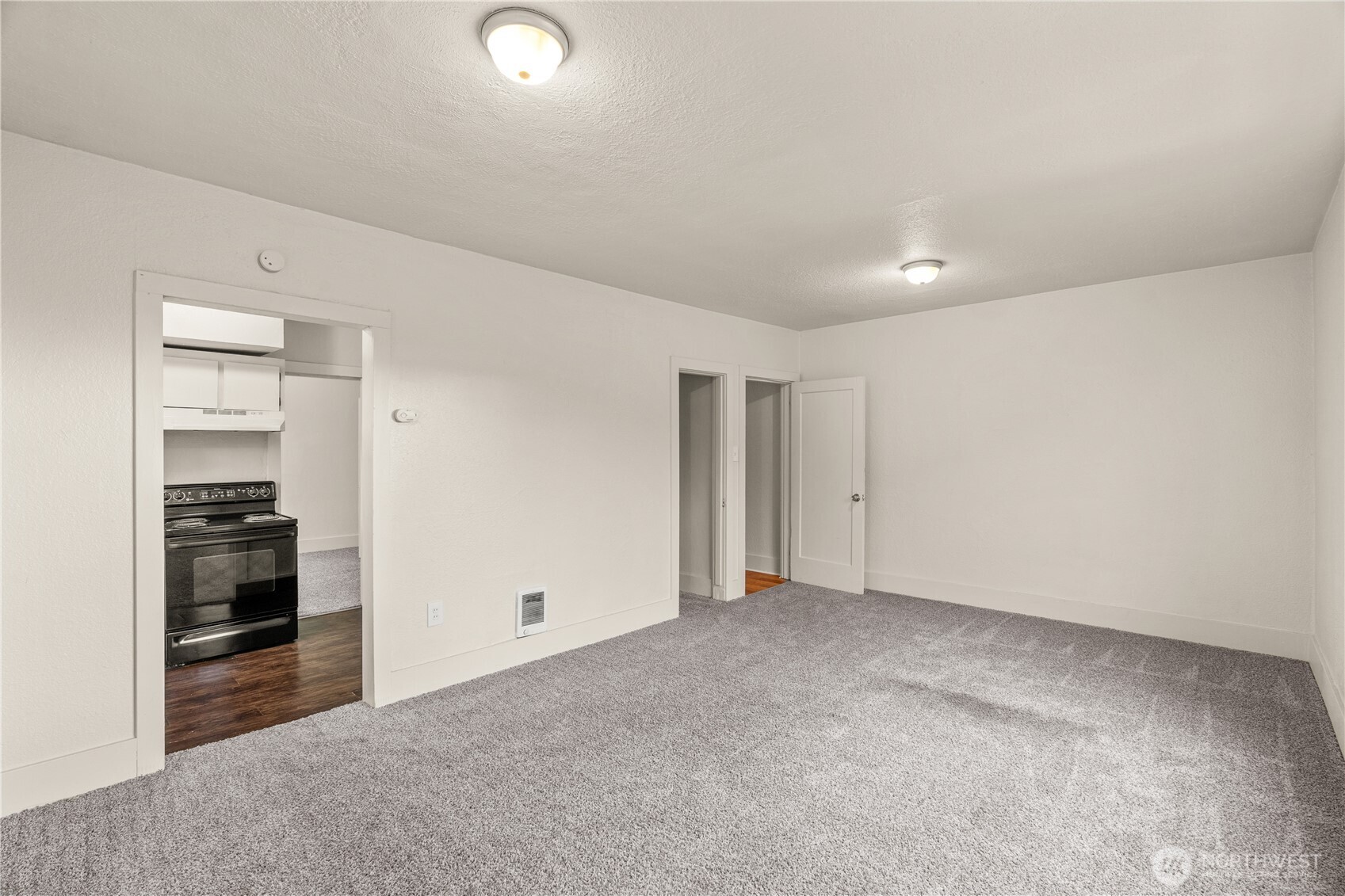 215 E 1st Street Property Photo 6